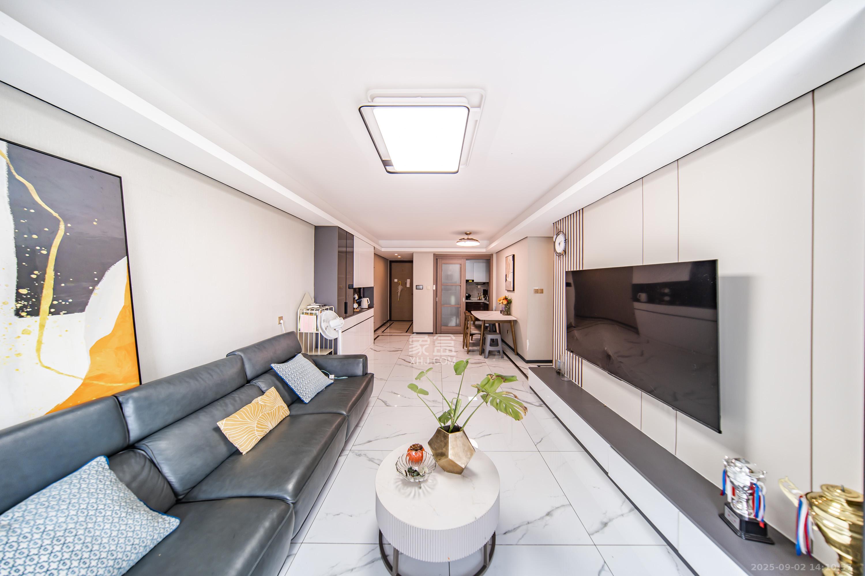 中海阅麓山一期  3室2厅2卫    145.8万客厅