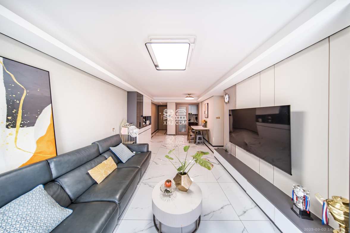 中海阅麓山一期  3室2厅2卫    145.8万 中海阅麓山一期  3室2厅2卫    145.8万客厅