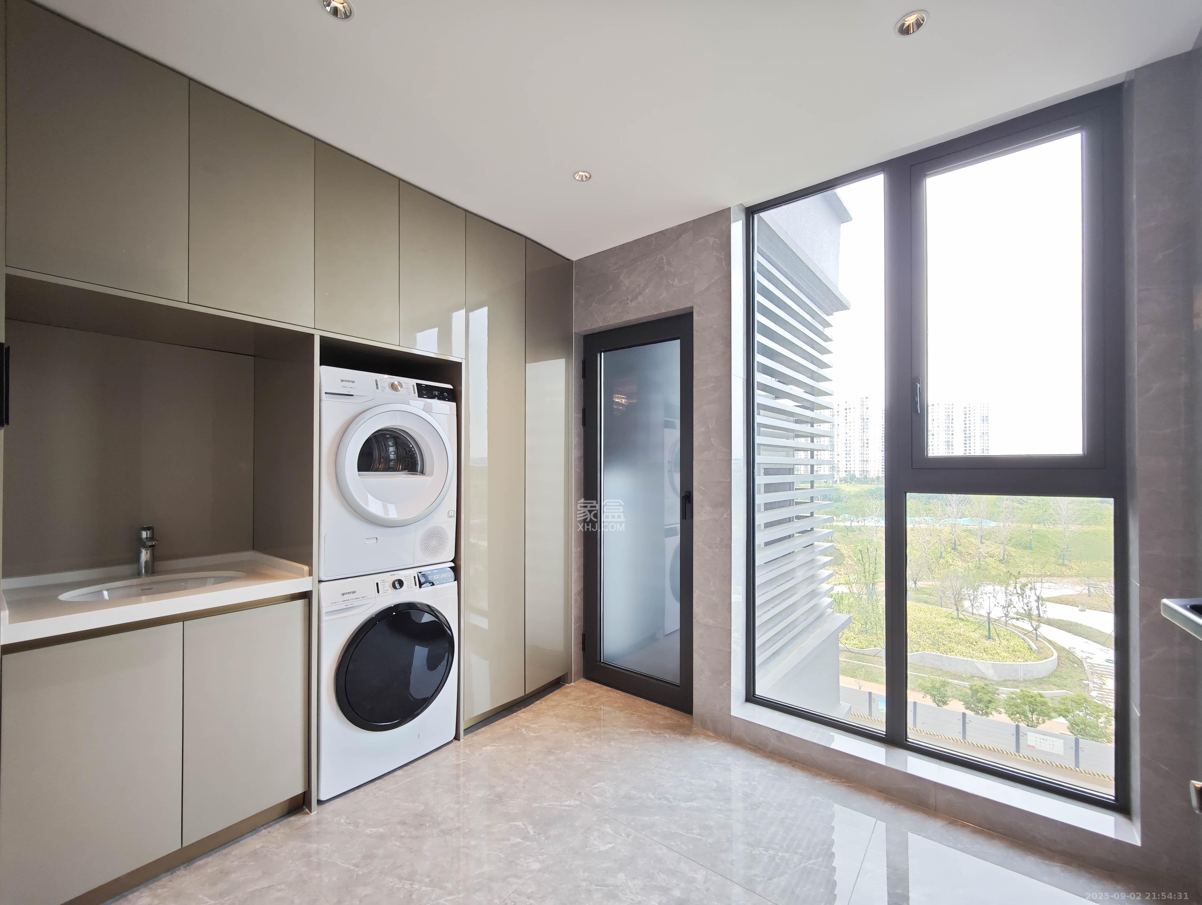 运达会展湾一期  4室2厅2卫    520.0万阳台