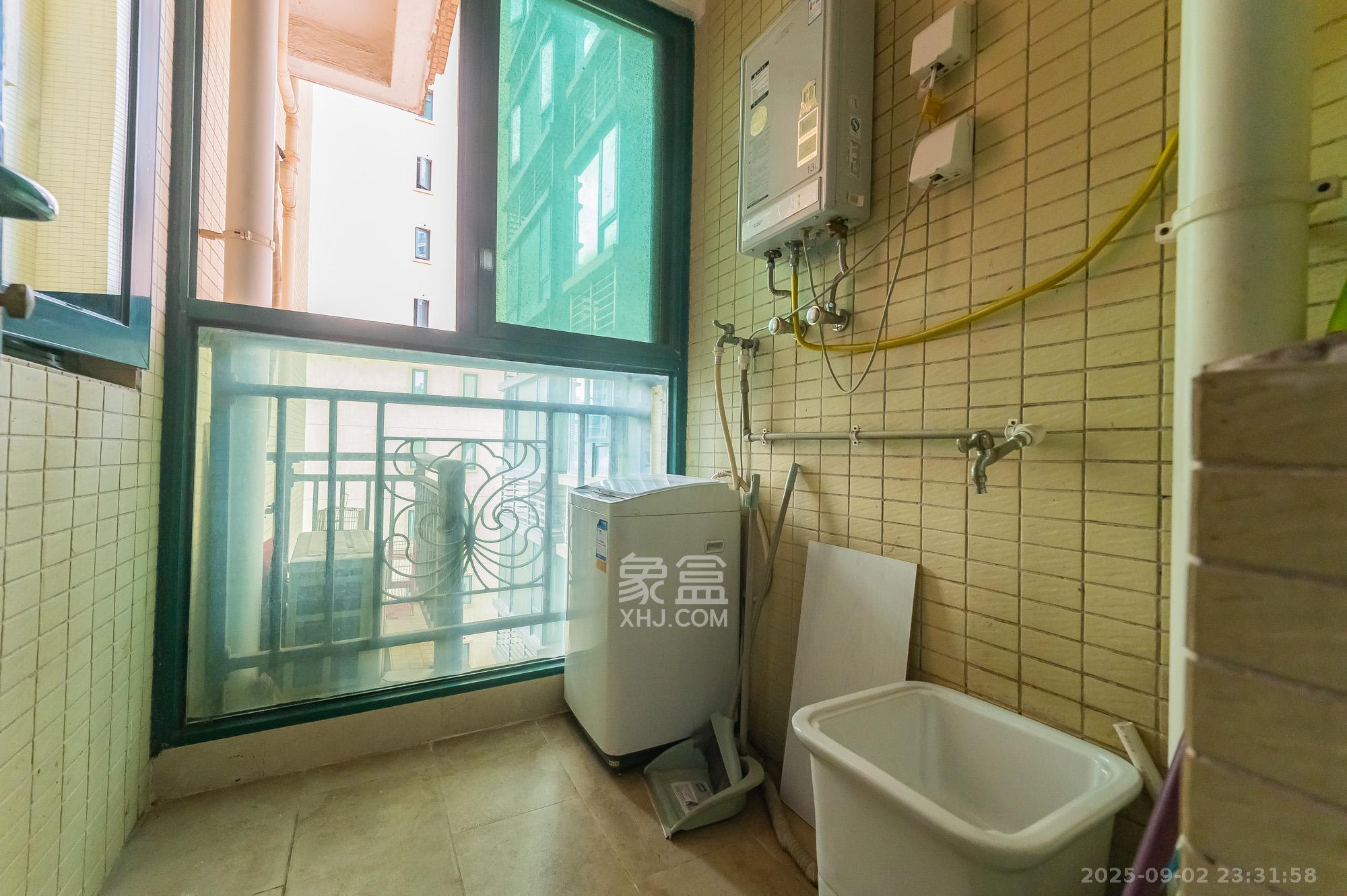 恒大翡翠华庭  3室2厅2卫    92.8万 恒大翡翠华庭  3室2厅2卫    92.8万厨房