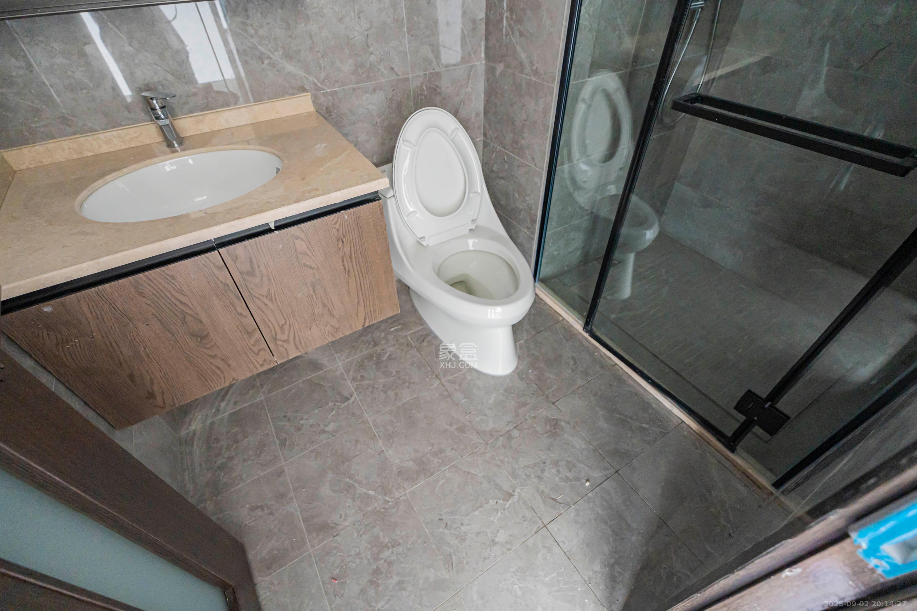 绿地V岛  4室2厅3卫    450.0万 绿地V岛  4室2厅3卫    450.0万卫生间