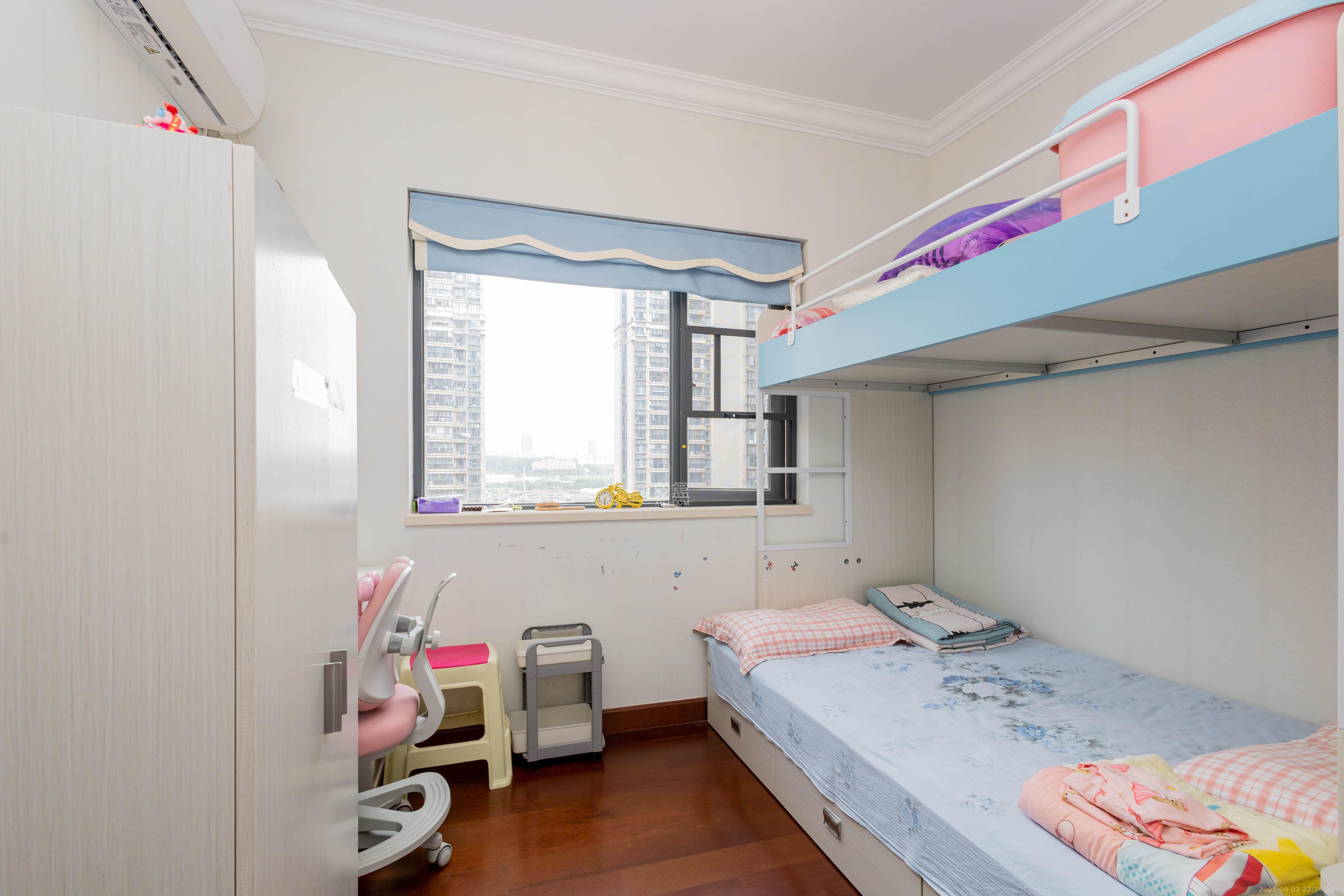 恒大江湾  3室2厅2卫    106.8万卧室