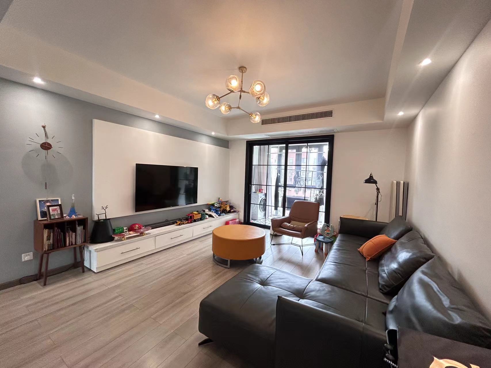 会龙山溪谷(住宅) 3室2厅2卫 85.0万 会龙山溪谷(住宅) 3室2厅2卫 85.0万客厅