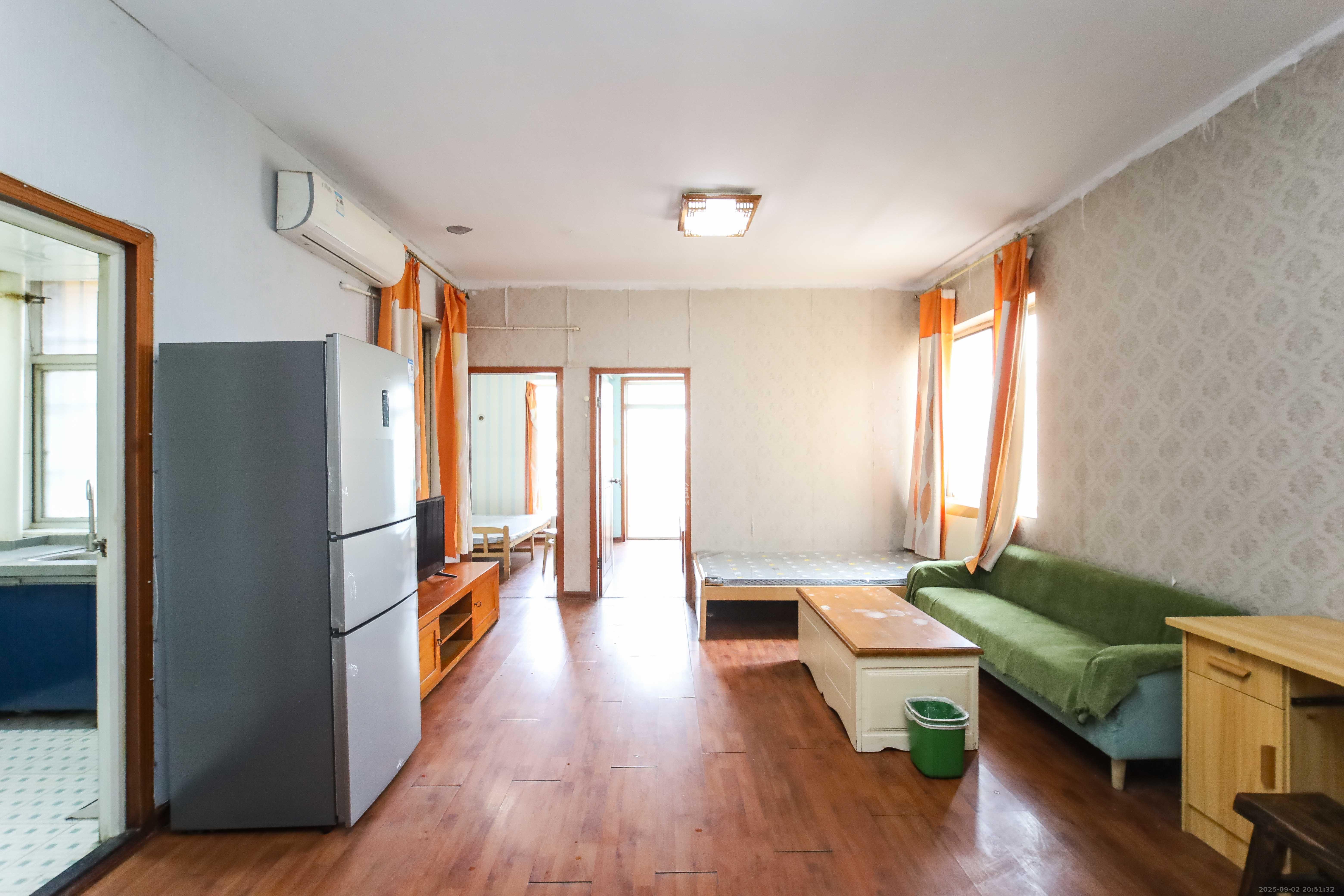 雄踞都市东家  2室2厅1卫    49.0万 雄踞都市东家  2室2厅1卫    49.0万客厅