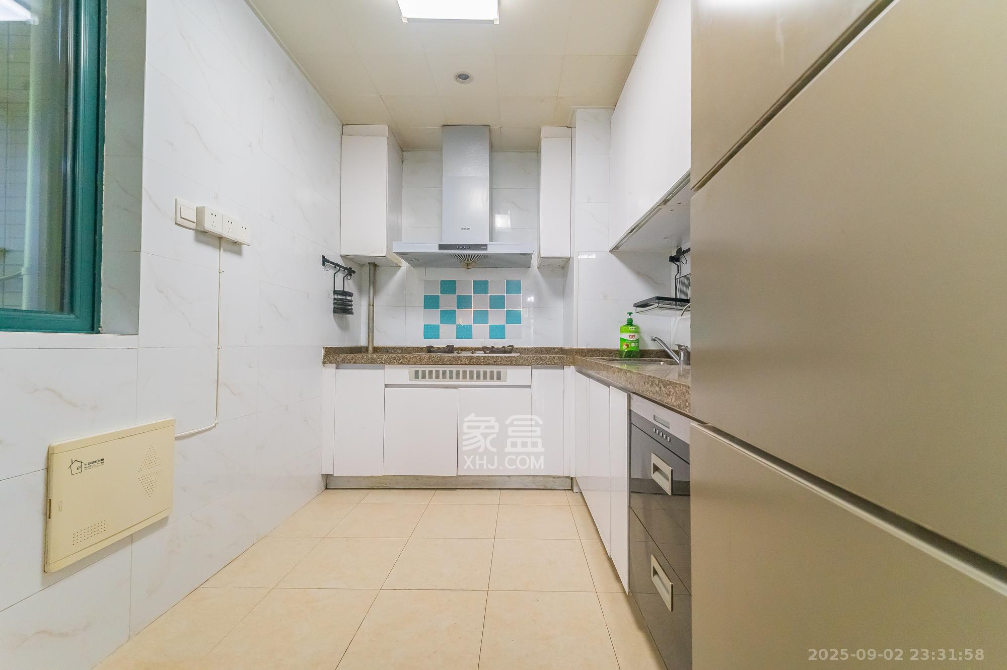 恒大翡翠华庭  3室2厅2卫    92.8万 恒大翡翠华庭  3室2厅2卫    92.8万厨房