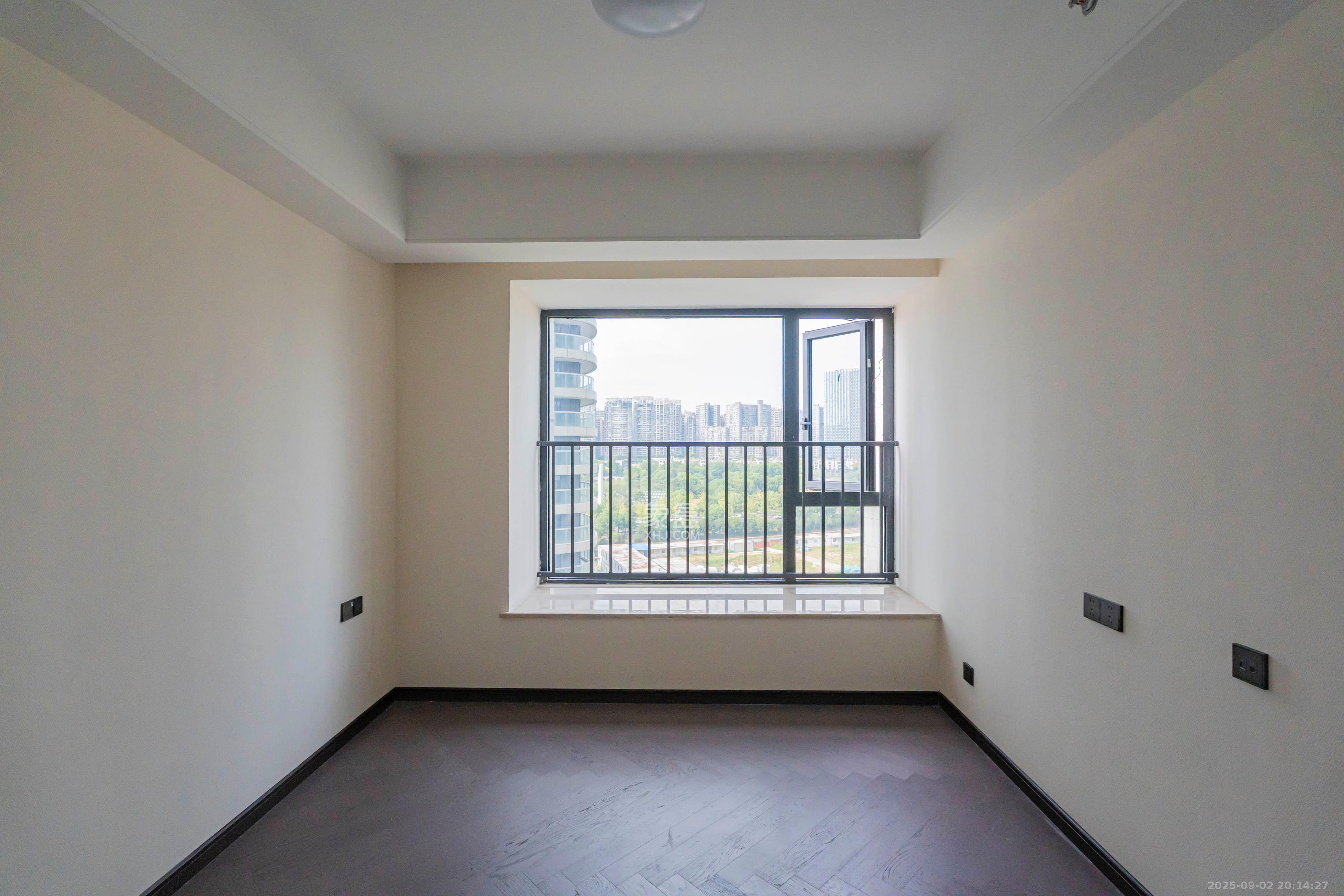 绿地V岛  4室2厅3卫    450.0万 绿地V岛  4室2厅3卫    450.0万卧室