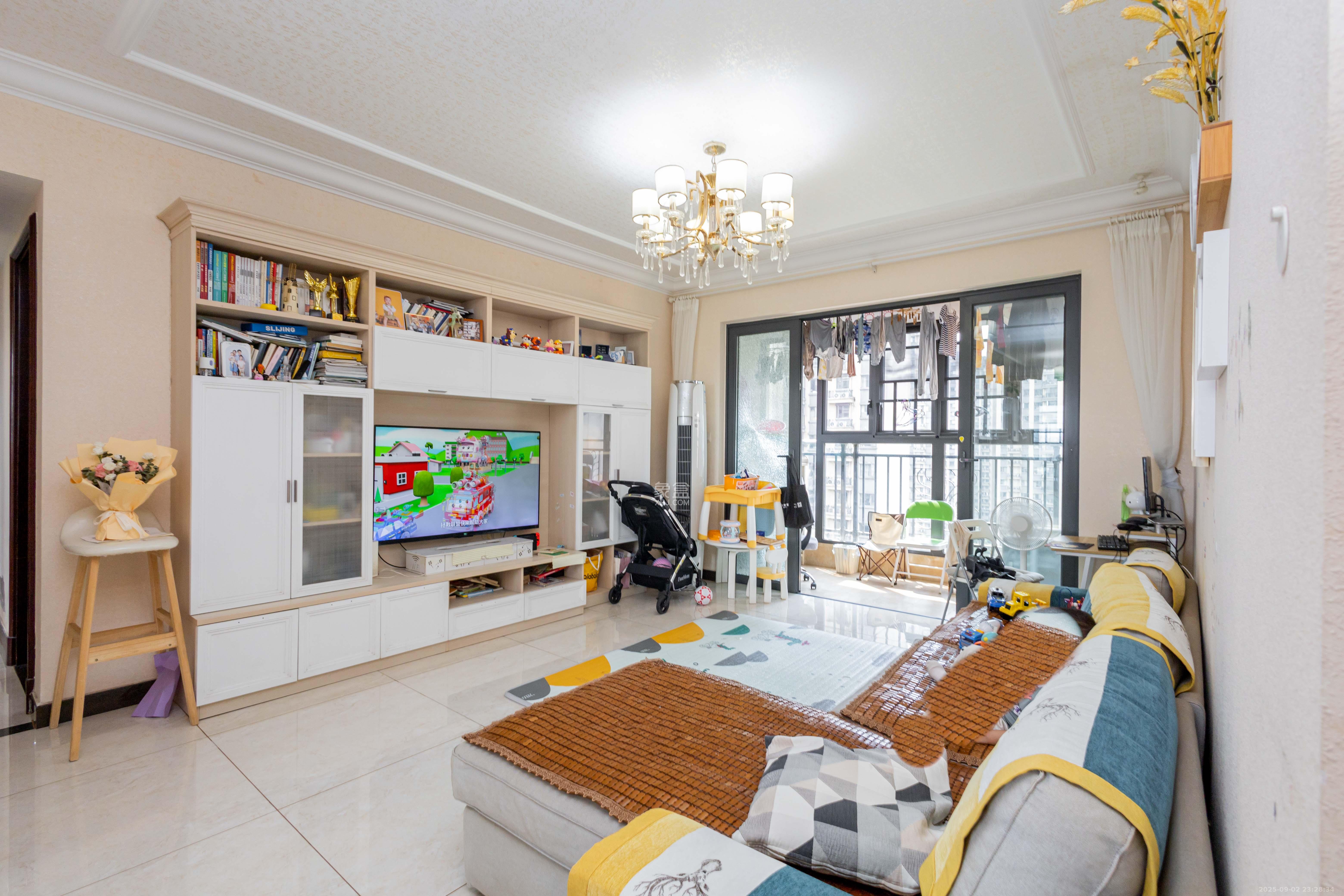 恒大江湾  3室2厅2卫    106.8万 恒大江湾  3室2厅2卫    106.8万客厅