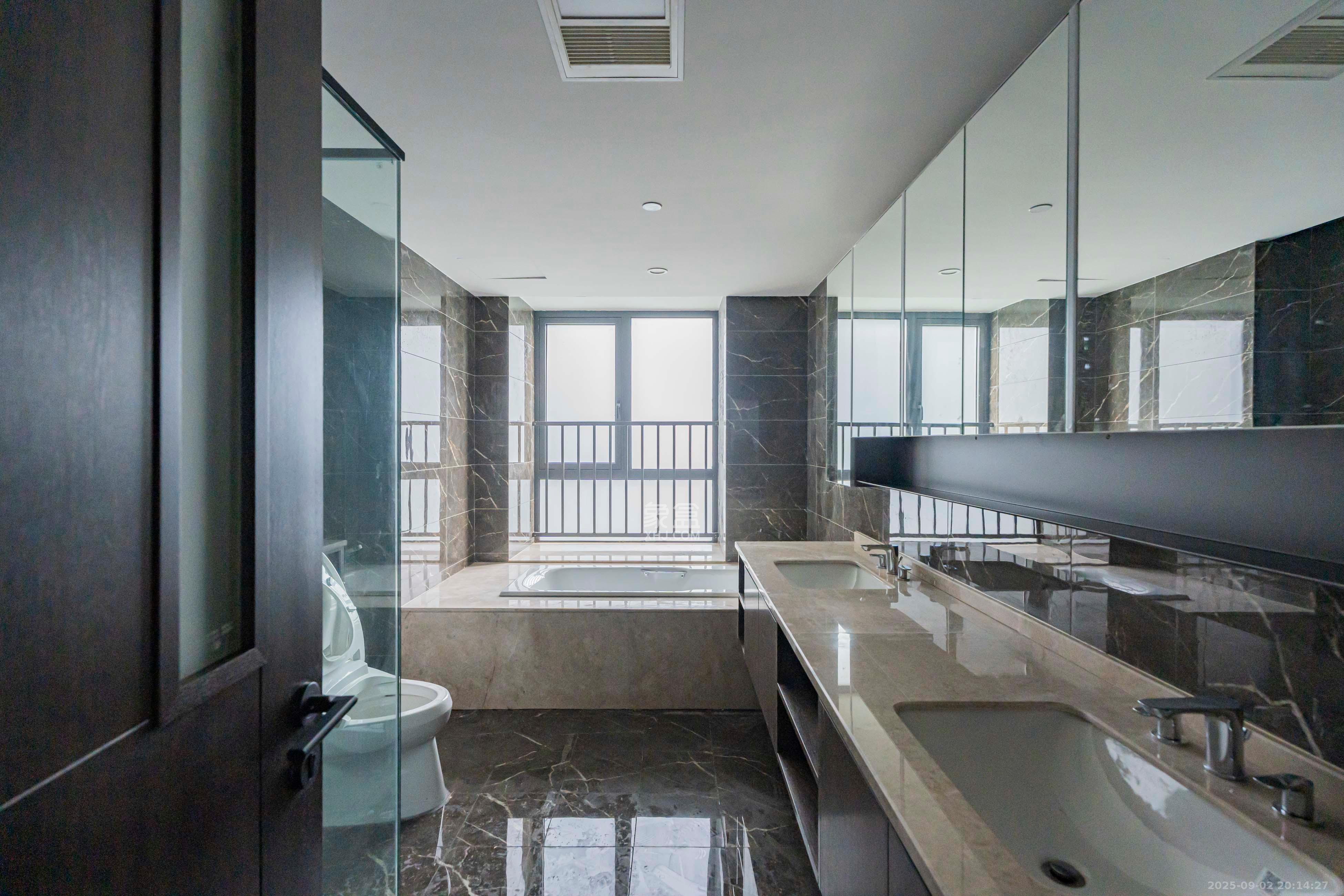 绿地V岛  4室2厅3卫    450.0万 绿地V岛  4室2厅3卫    450.0万卫生间