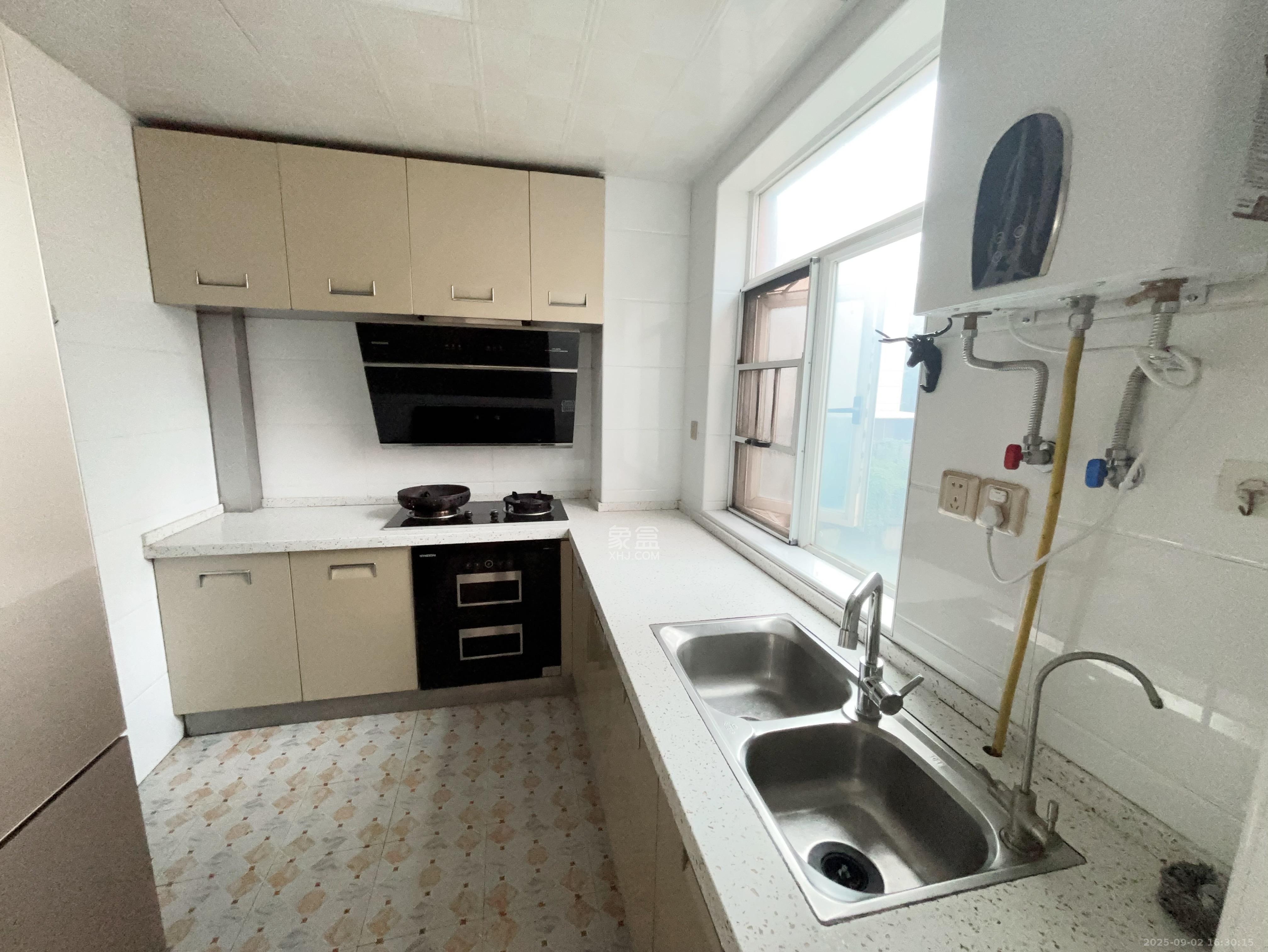 新蕾品阁居  4室2厅2卫    2300.0元/月室内图