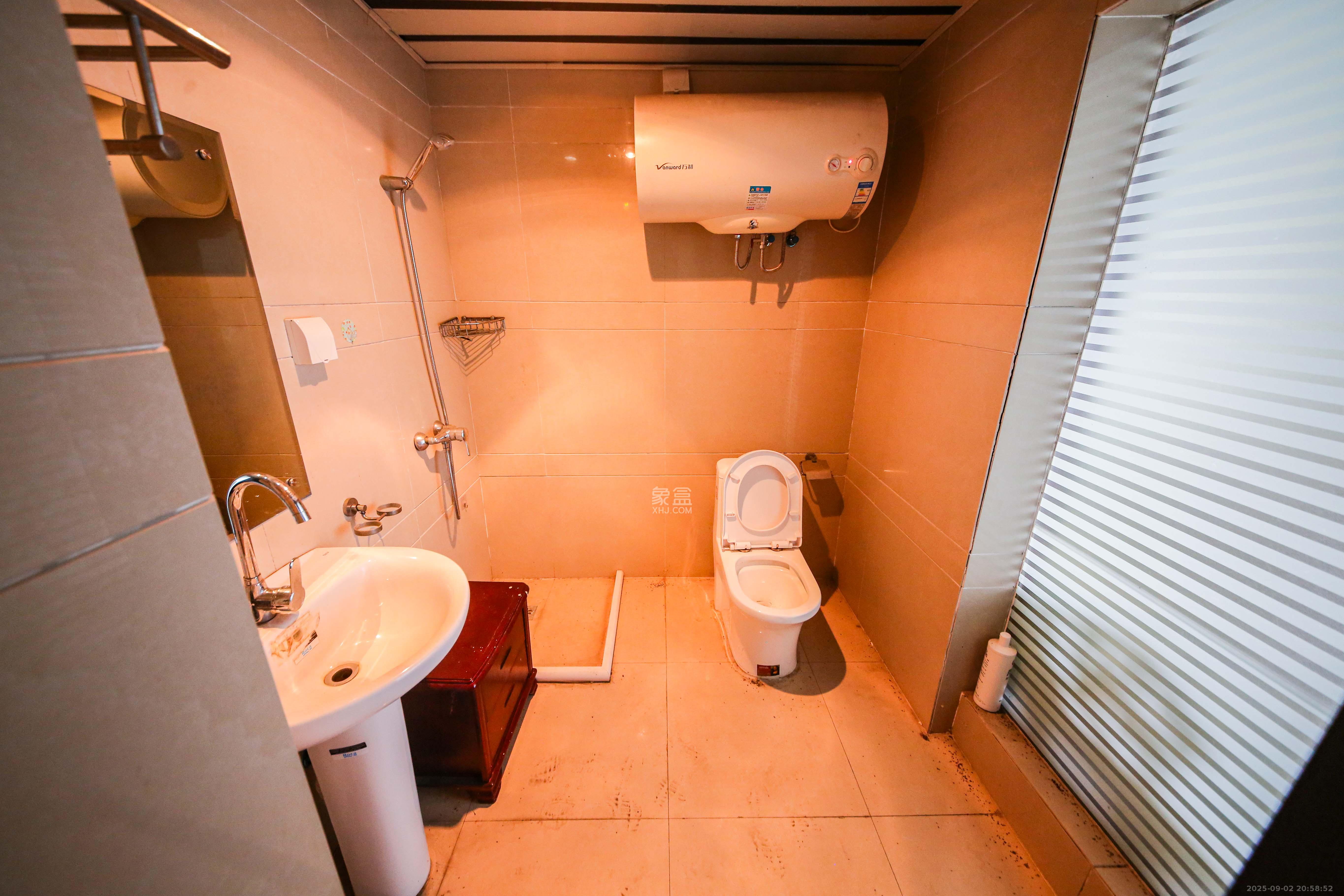 标志商务中心  1室1厅1卫    30.0万 标志商务中心  1室1厅1卫    30.0万卫生间