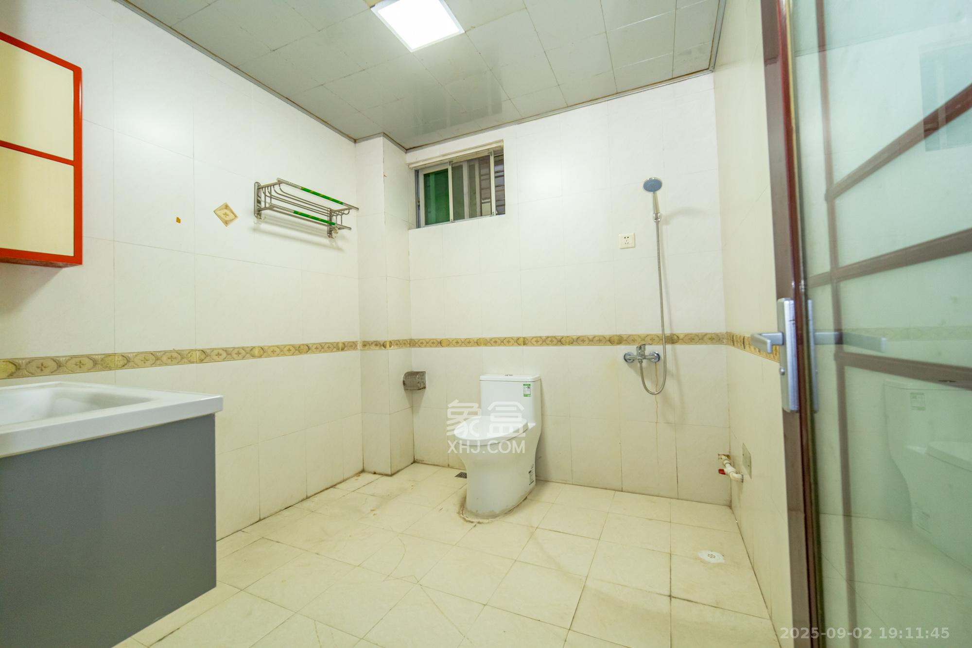 中南汽车世界  1室2厅1卫    43.8万 中南汽车世界  1室2厅1卫    43.8万卫生间