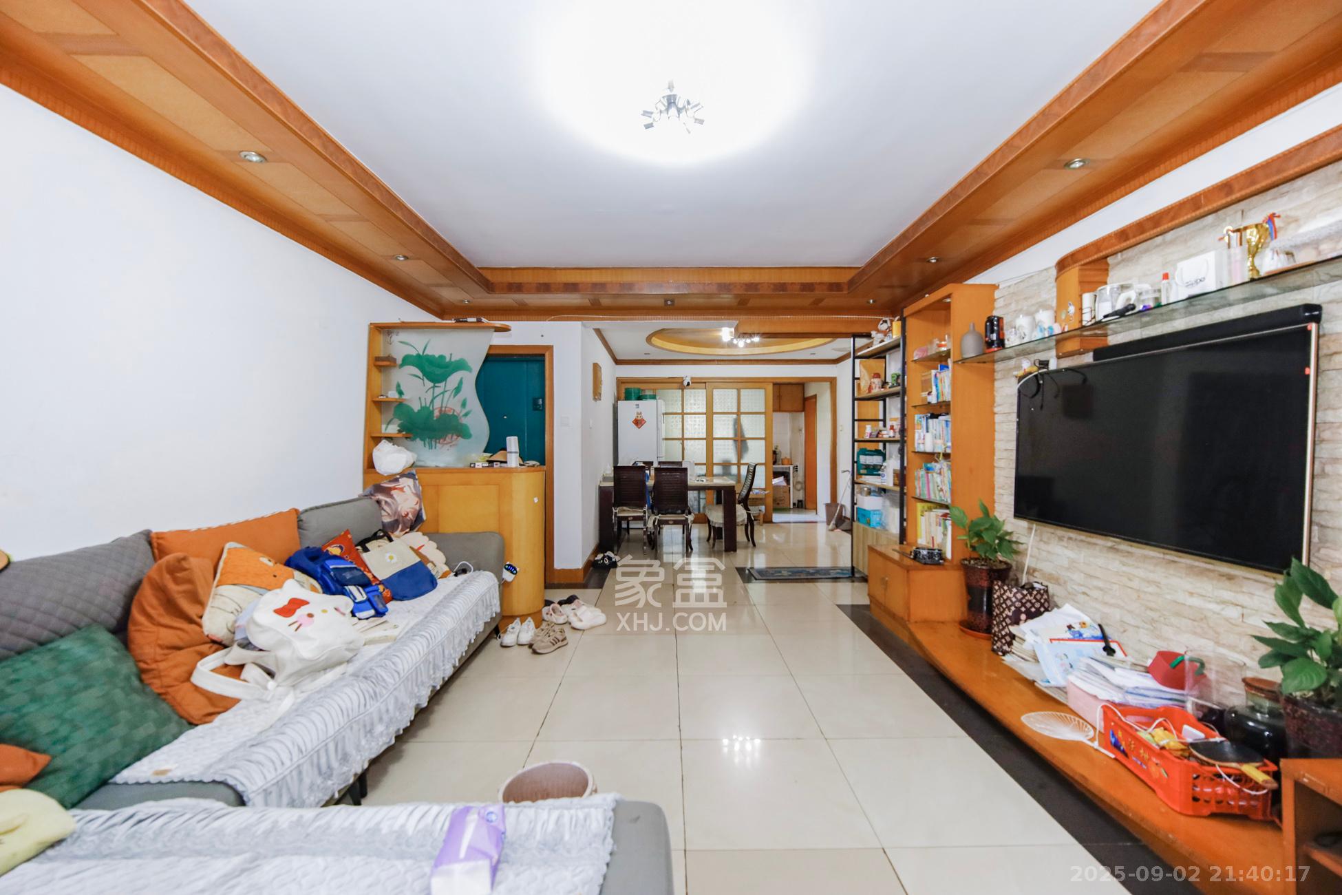 融城花苑  3室2厅2卫    64.0万客厅