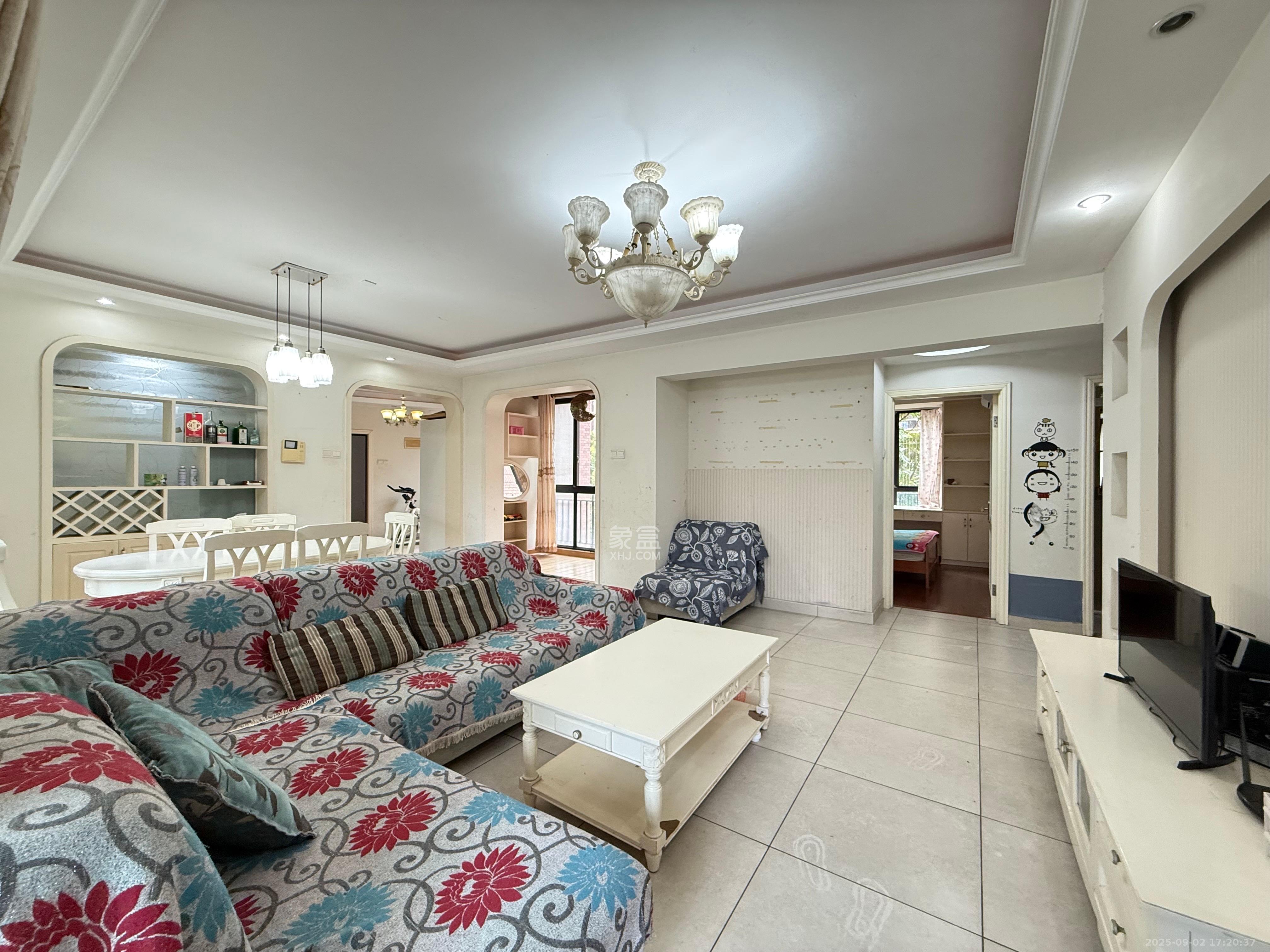 华润凤凰城一期  3室2厅2卫    2200.0元/月 华润凤凰城一期  3室2厅2卫    2200.0元/月室内图