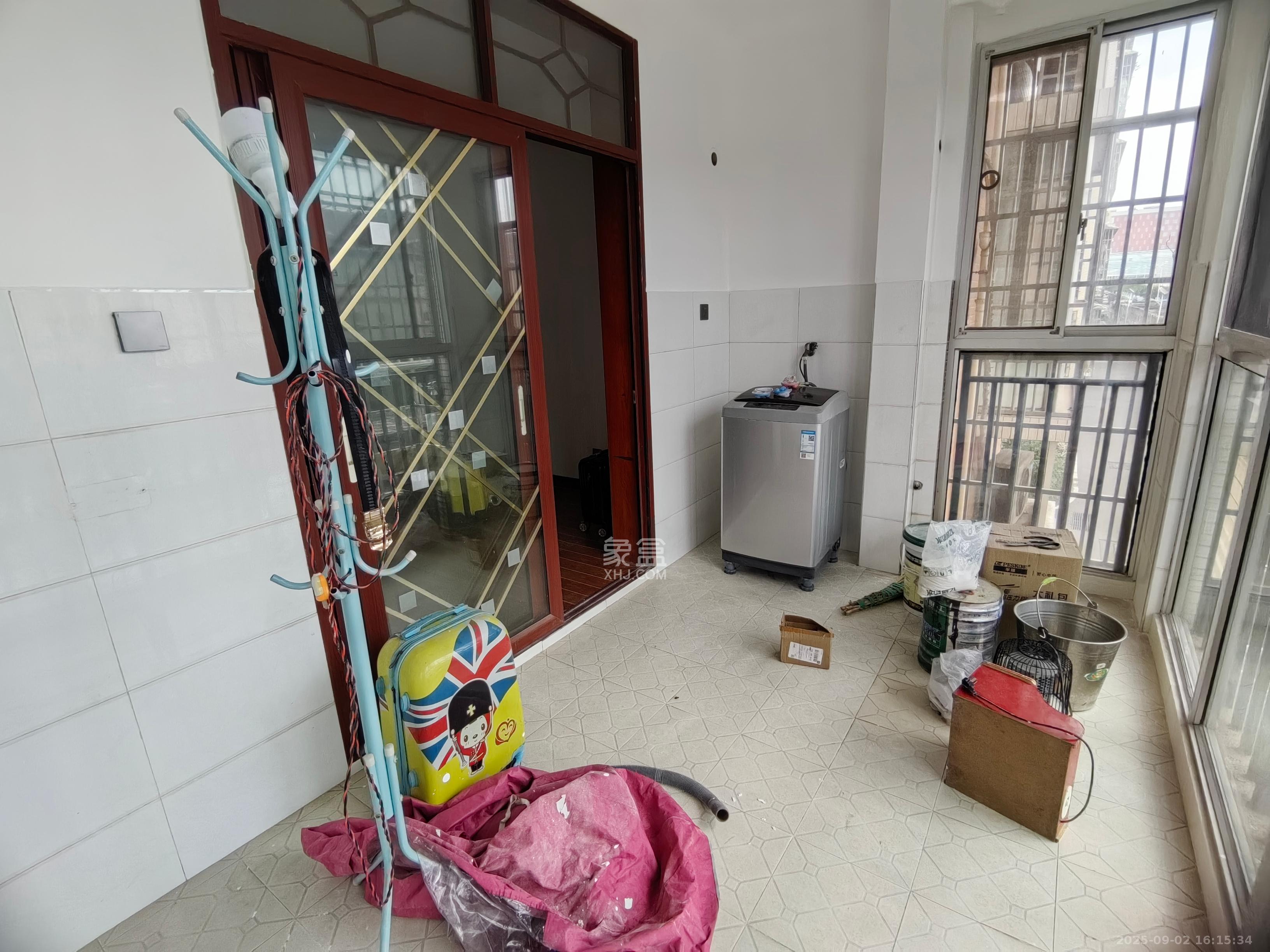 先锋新宇  4室2厅2卫   3400.00元/月室内图