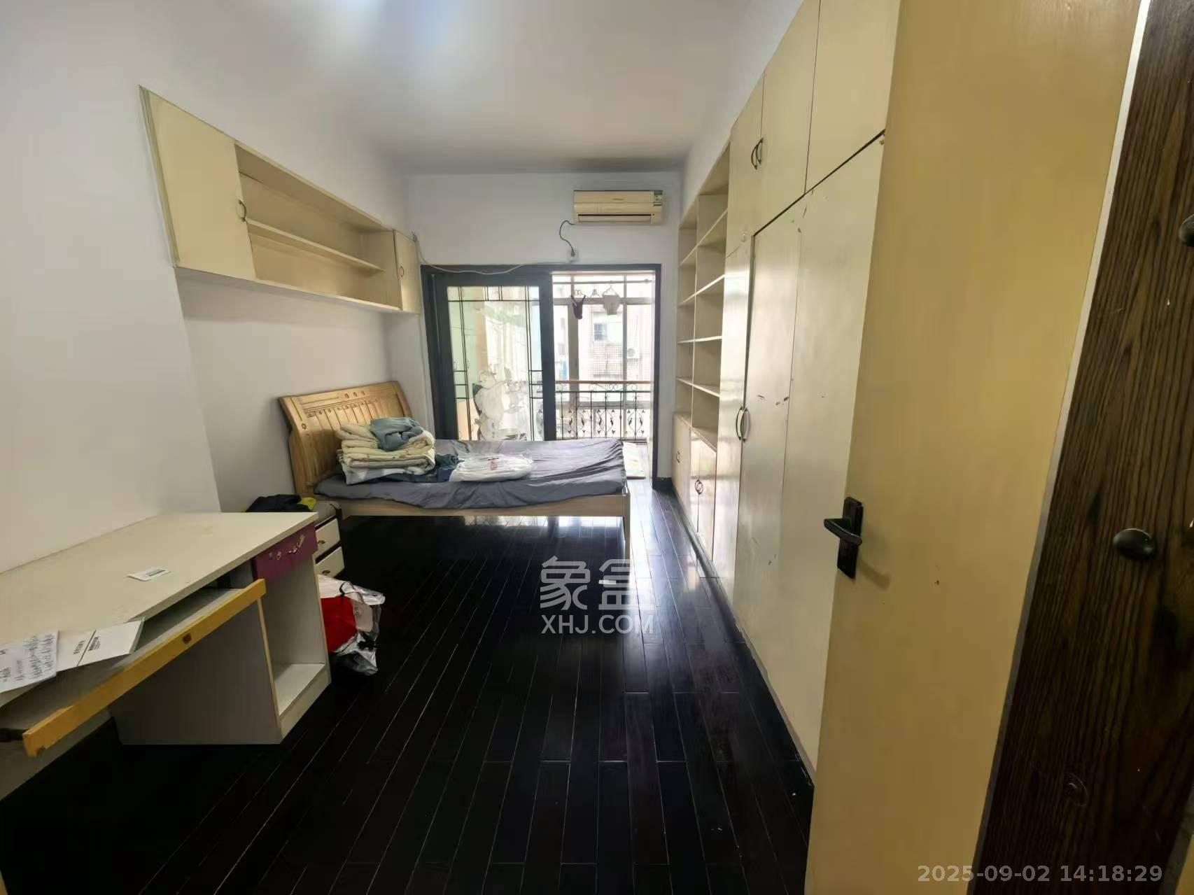 警备区西院  4室2厅2卫    2700.0元/月 警备区西院  4室2厅2卫    2700.0元/月