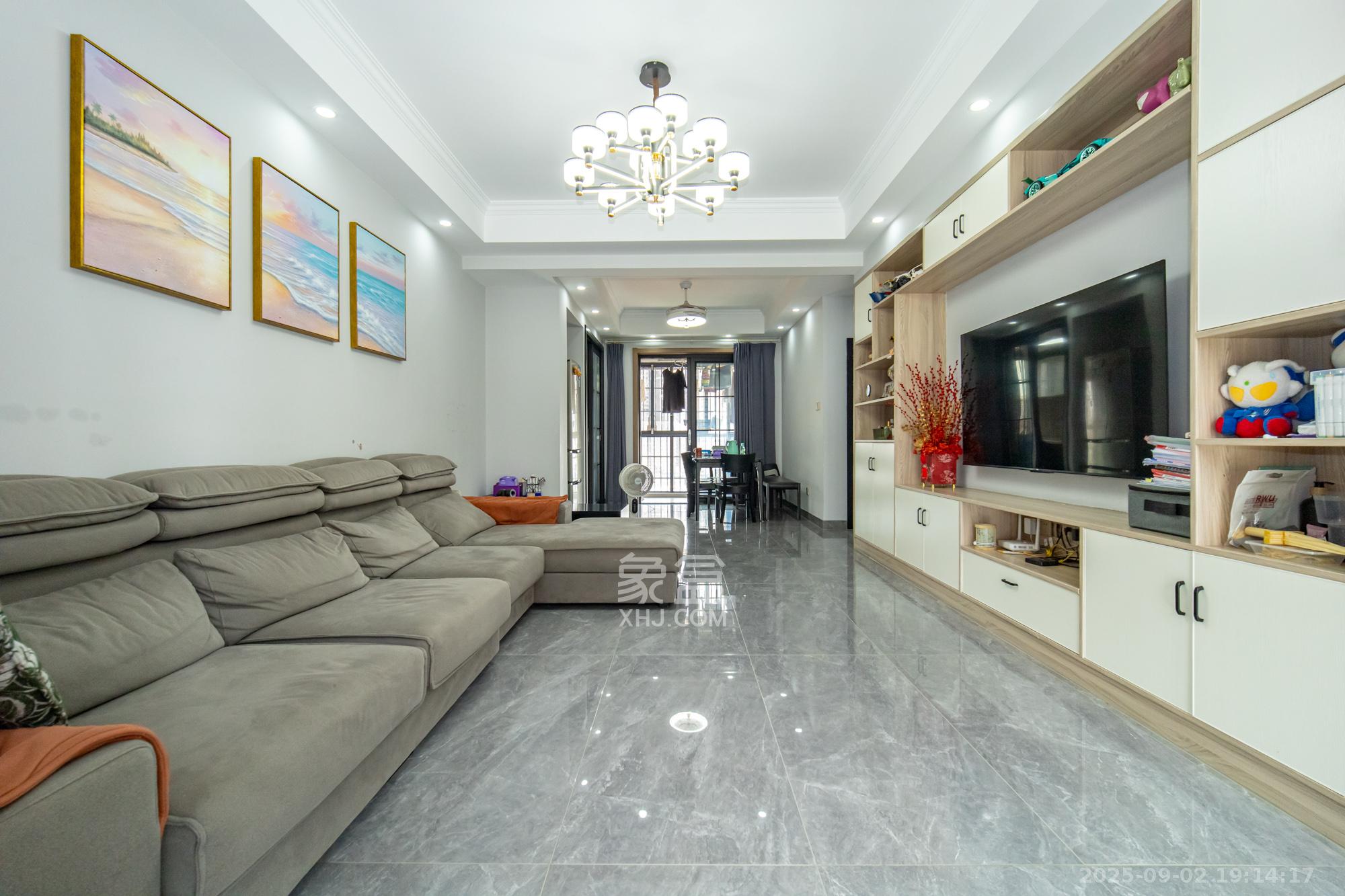 未来现代城  3室2厅1卫    71.8万 未来现代城  3室2厅1卫    71.8万客厅