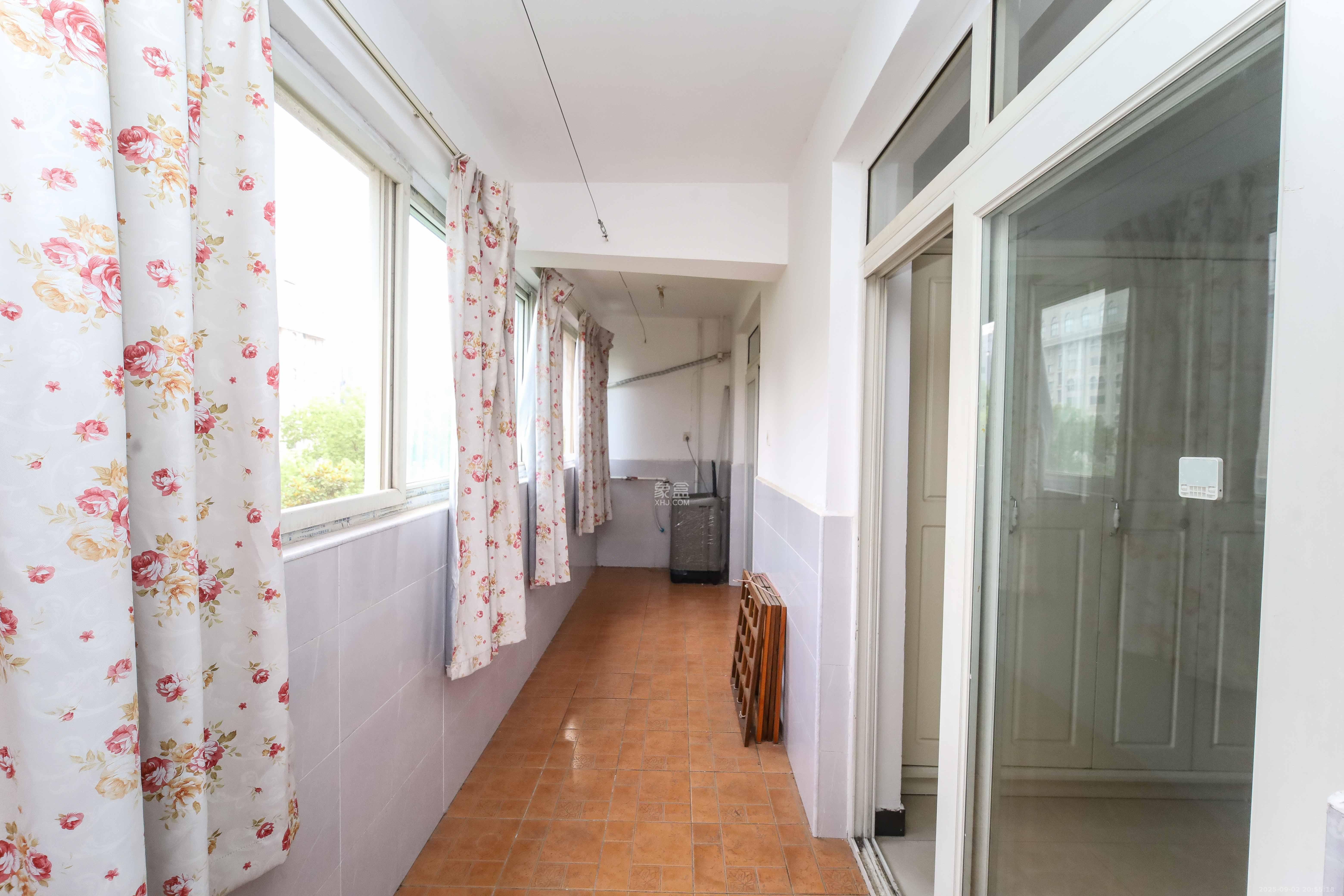 荷花园安置小区  2室2厅1卫    39.0万阳台