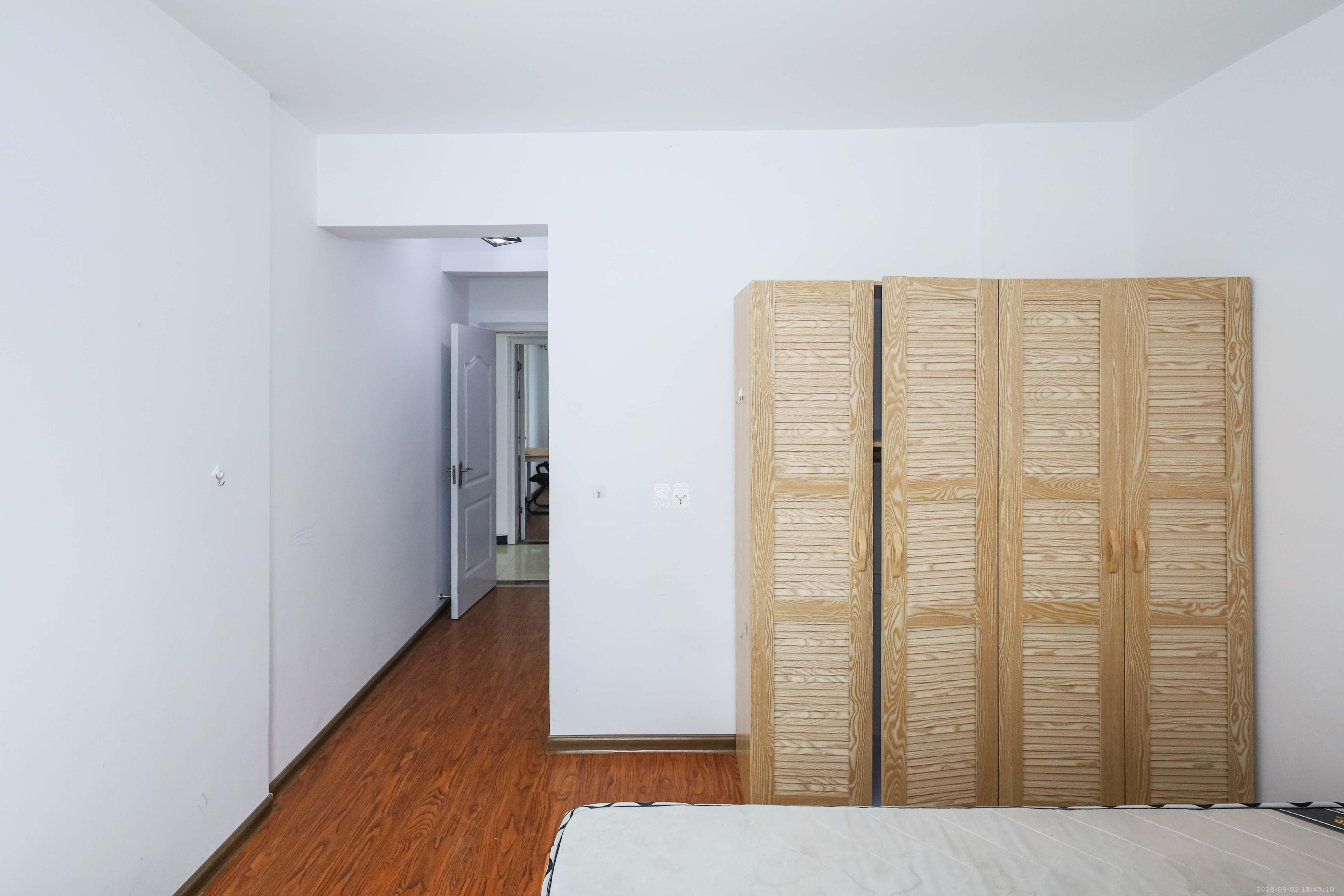 中国铁建梅溪青秀二期  4室2厅2卫    142.0万卧室