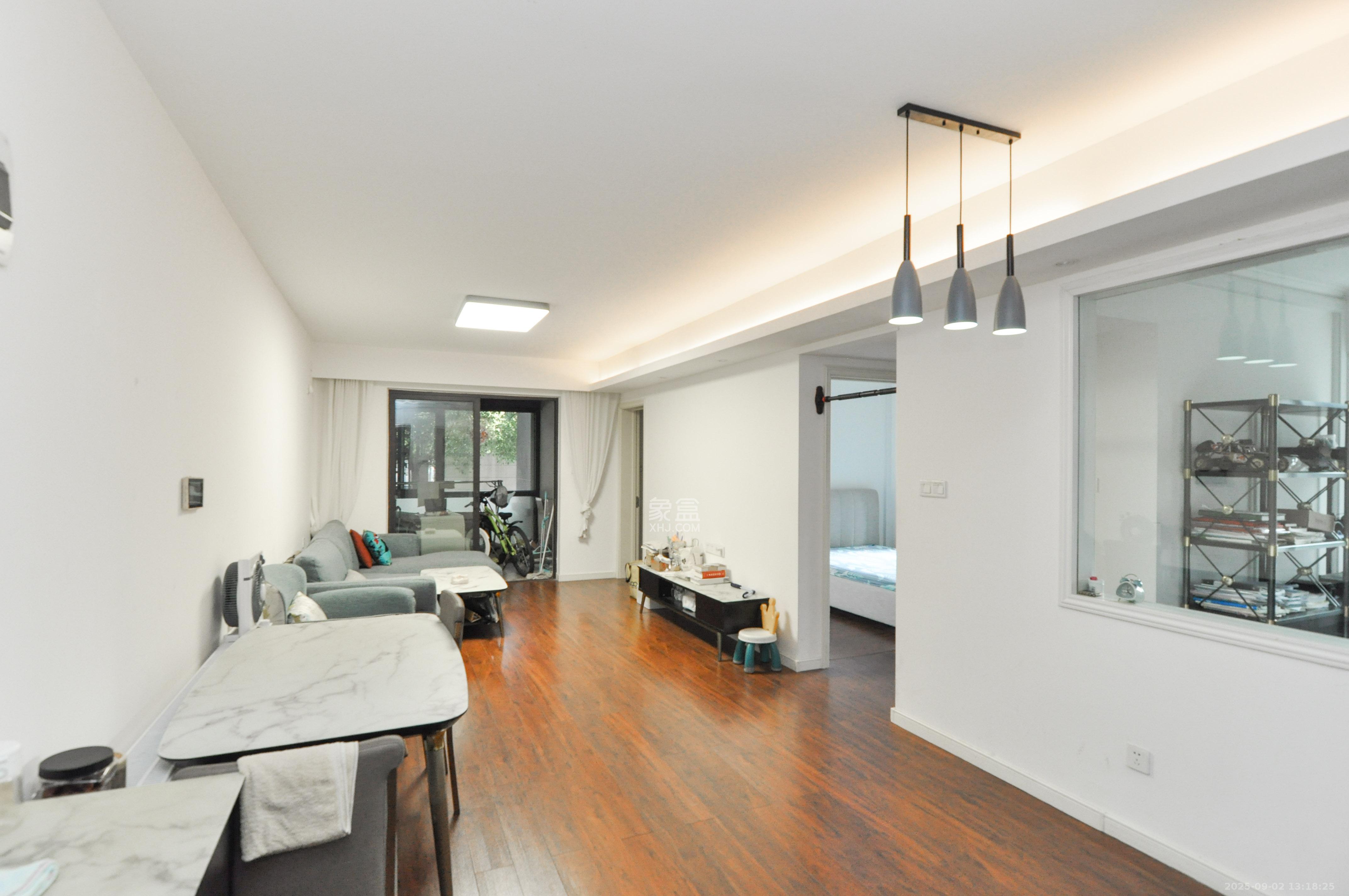 万科里梅溪郡  3室2厅2卫    175.8万客厅