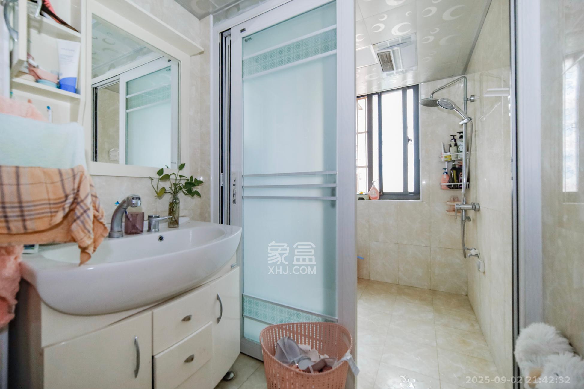 上海城小区  4室2厅2卫    128.0万卫生间