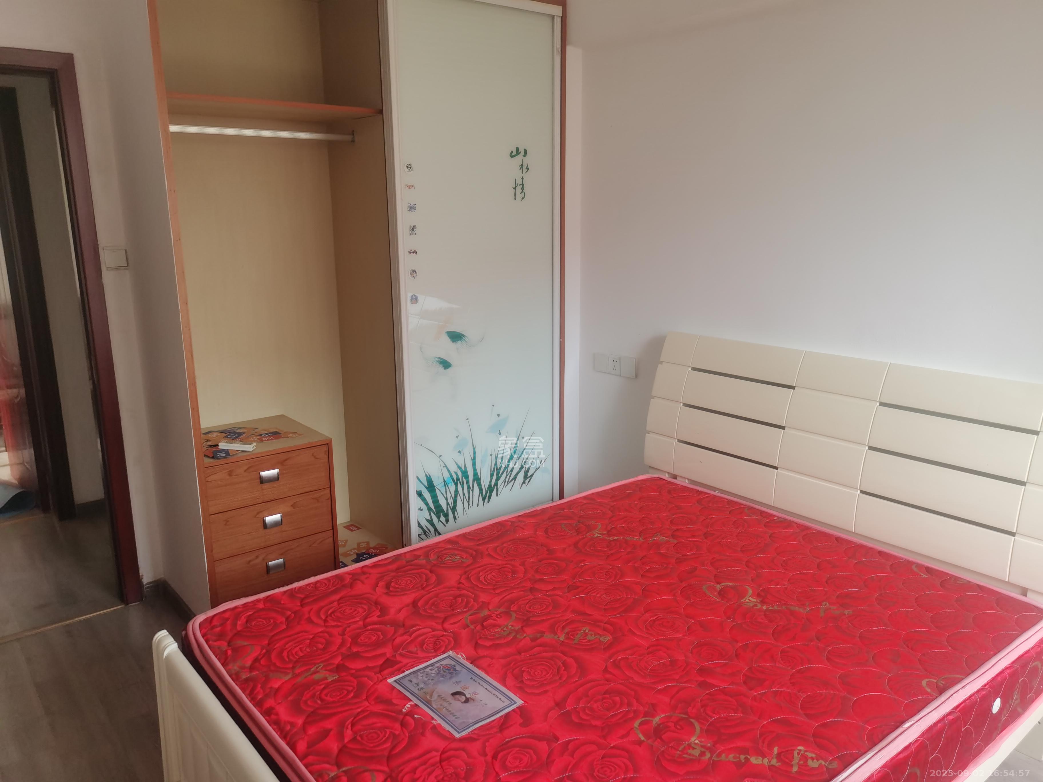 华润凤凰城一期  3室2厅2卫    1800.0元/月 华润凤凰城一期  3室2厅2卫    1800.0元/月室内图