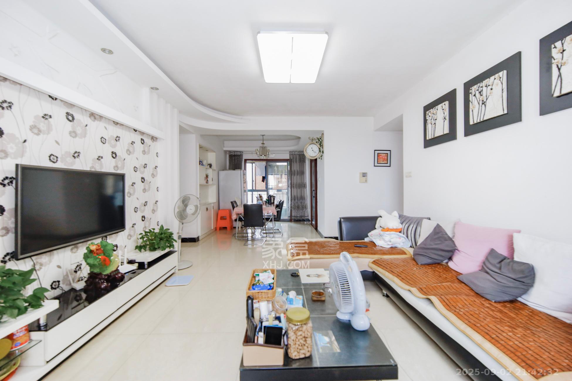 上海城小区  4室2厅2卫    128.0万客厅