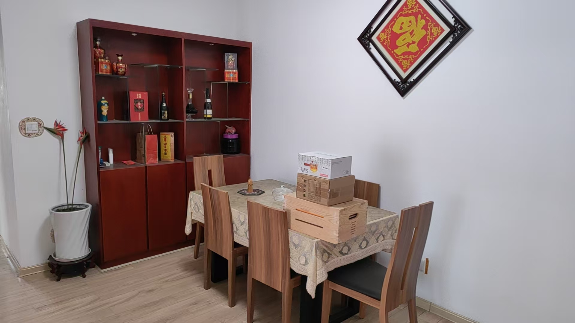 香格里拉 3室2厅1卫 1500.0元/月 香格里拉 3室2厅1卫 1500.0元/月室内图