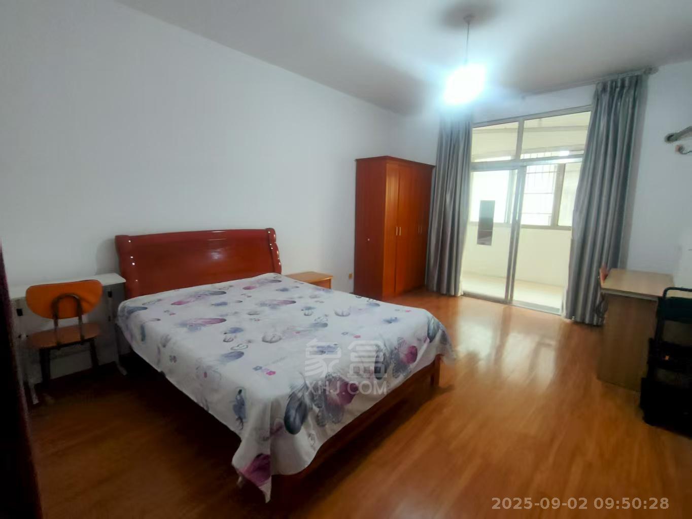 利江花园  4室2厅2卫    2000.0元/月室内图