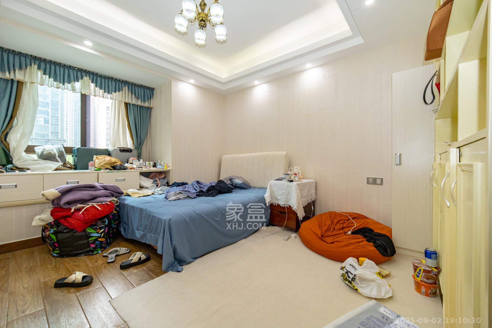 湖湾世景  3室2厅1卫   68.00万卧室