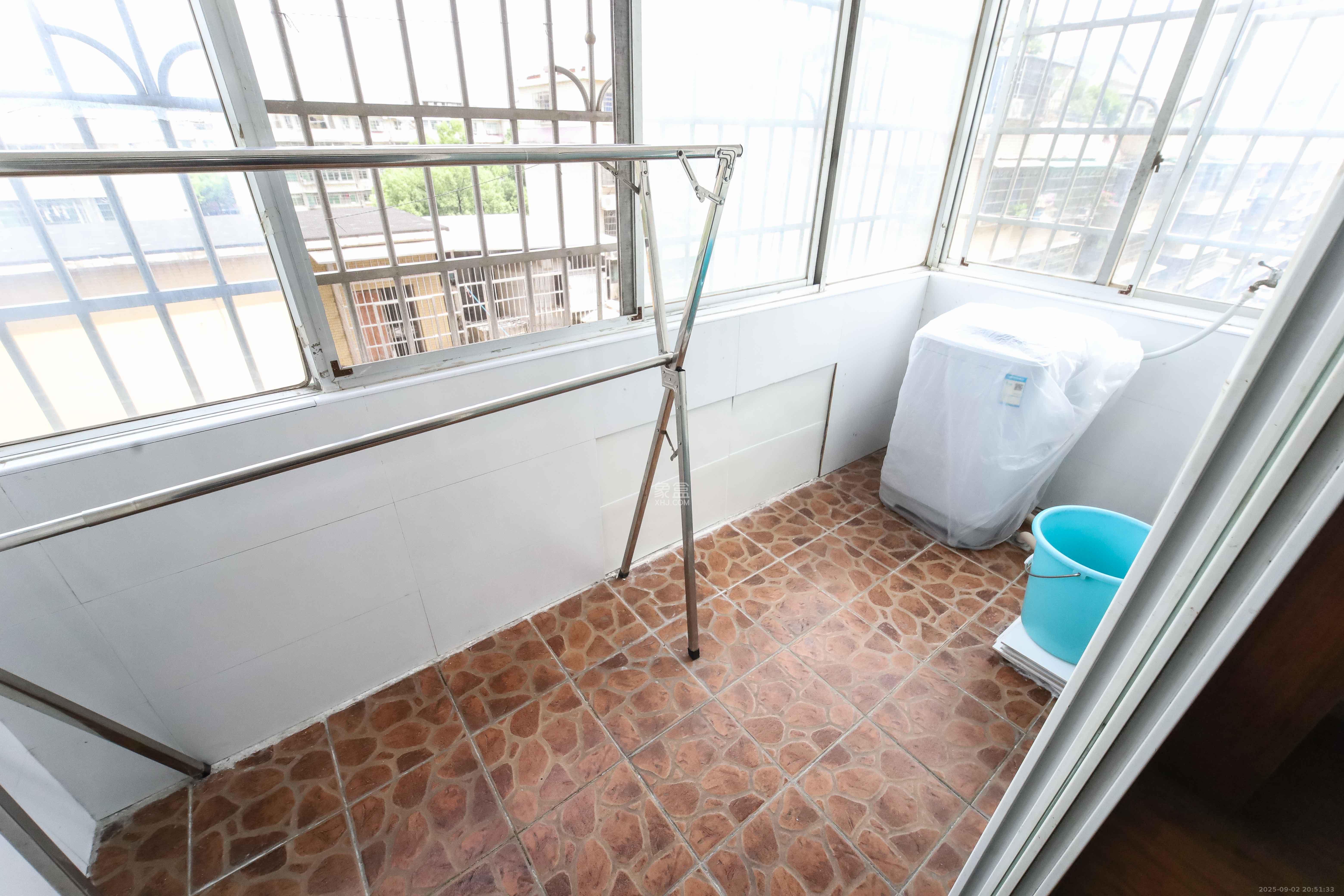 雄踞都市东家  2室2厅1卫    49.0万 雄踞都市东家  2室2厅1卫    49.0万阳台