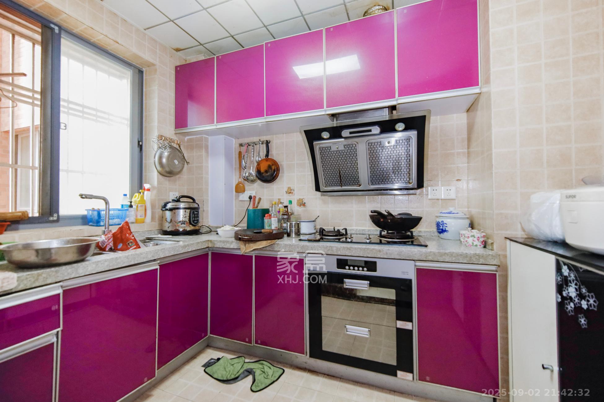 上海城小区  4室2厅2卫    128.0万厨房