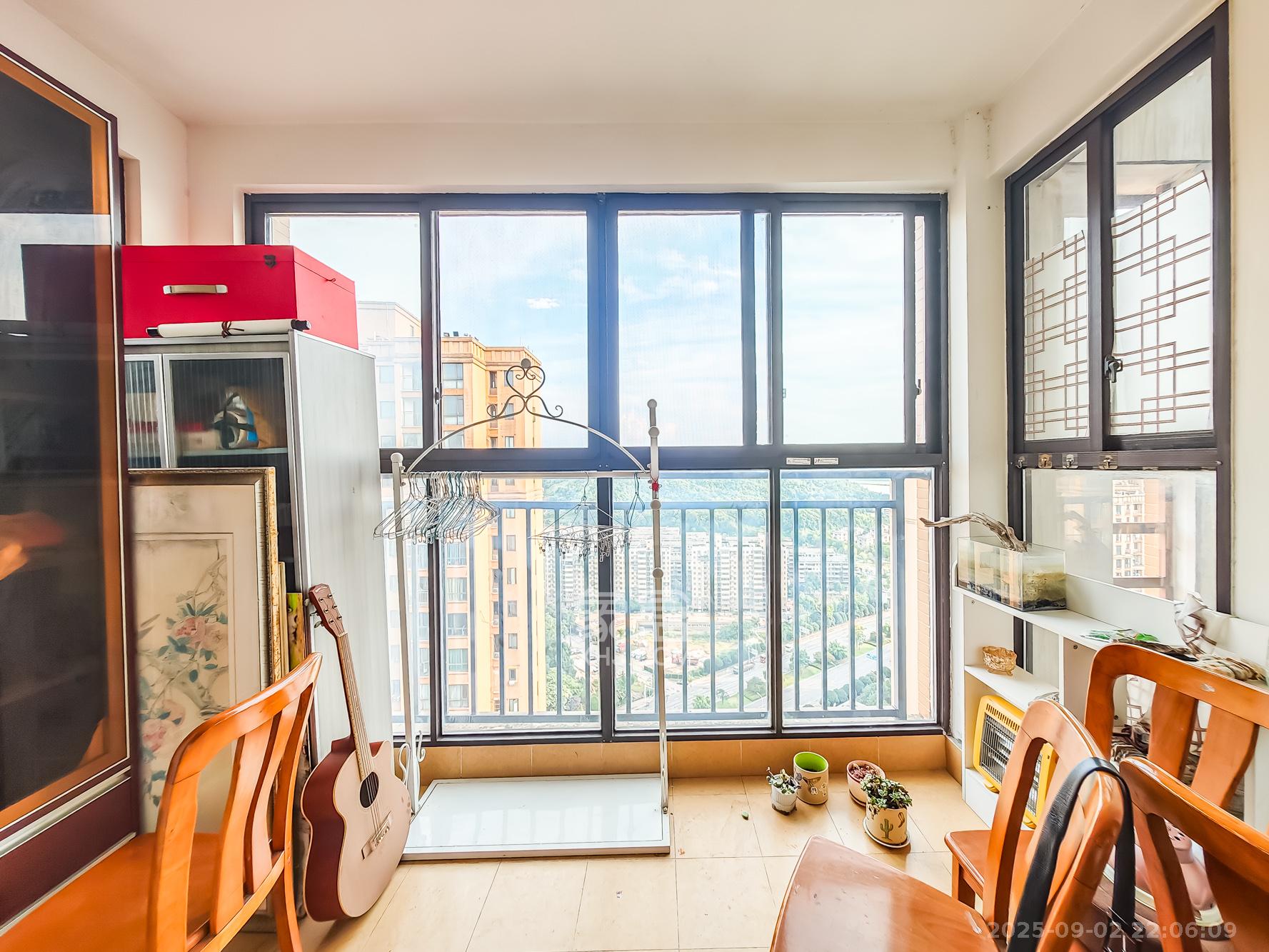 湘诚德峰小区A区  3室2厅2卫    80.0万 湘诚德峰小区A区  3室2厅2卫    80.0万阳台