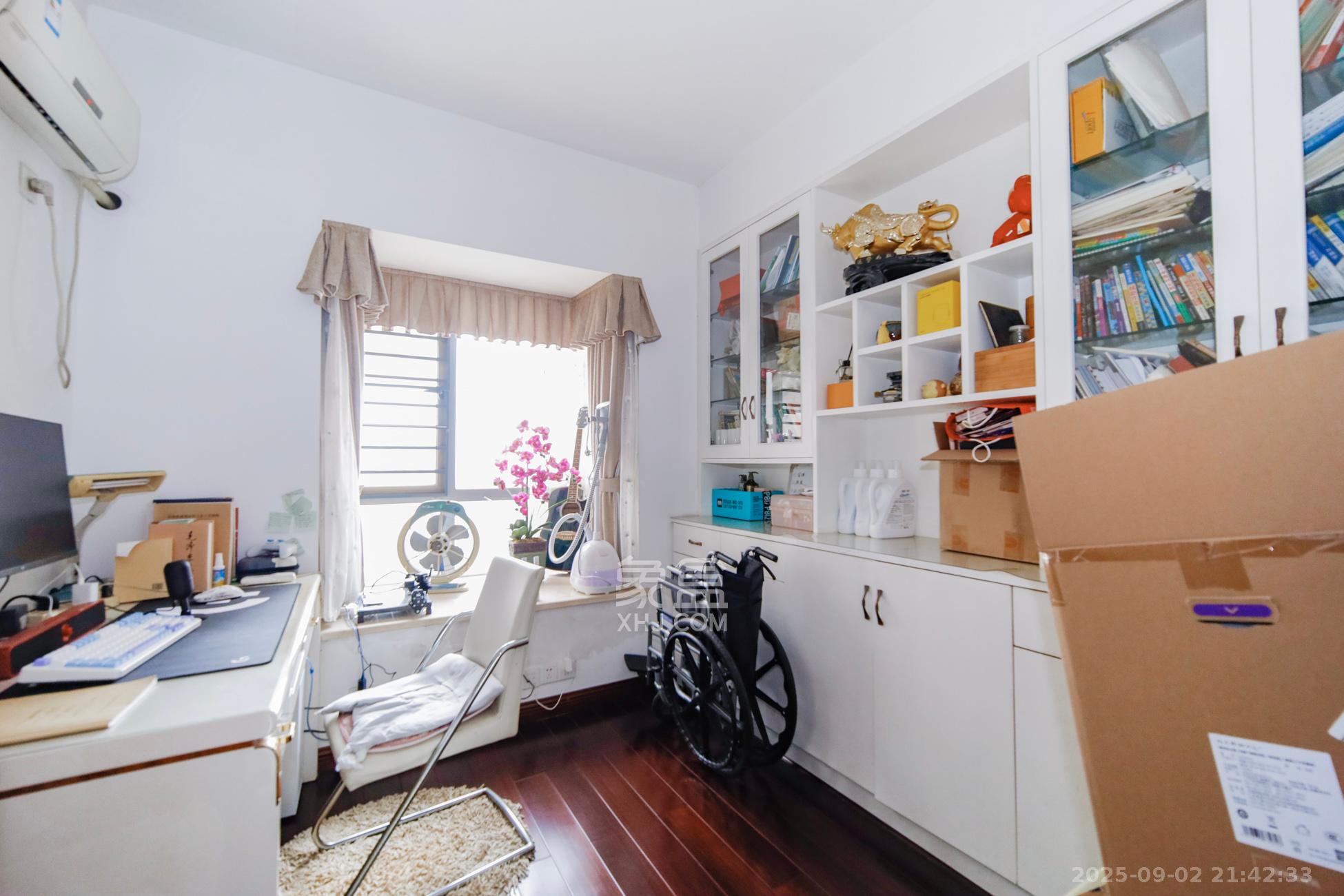 上海城小区  4室2厅2卫    128.0万卧室