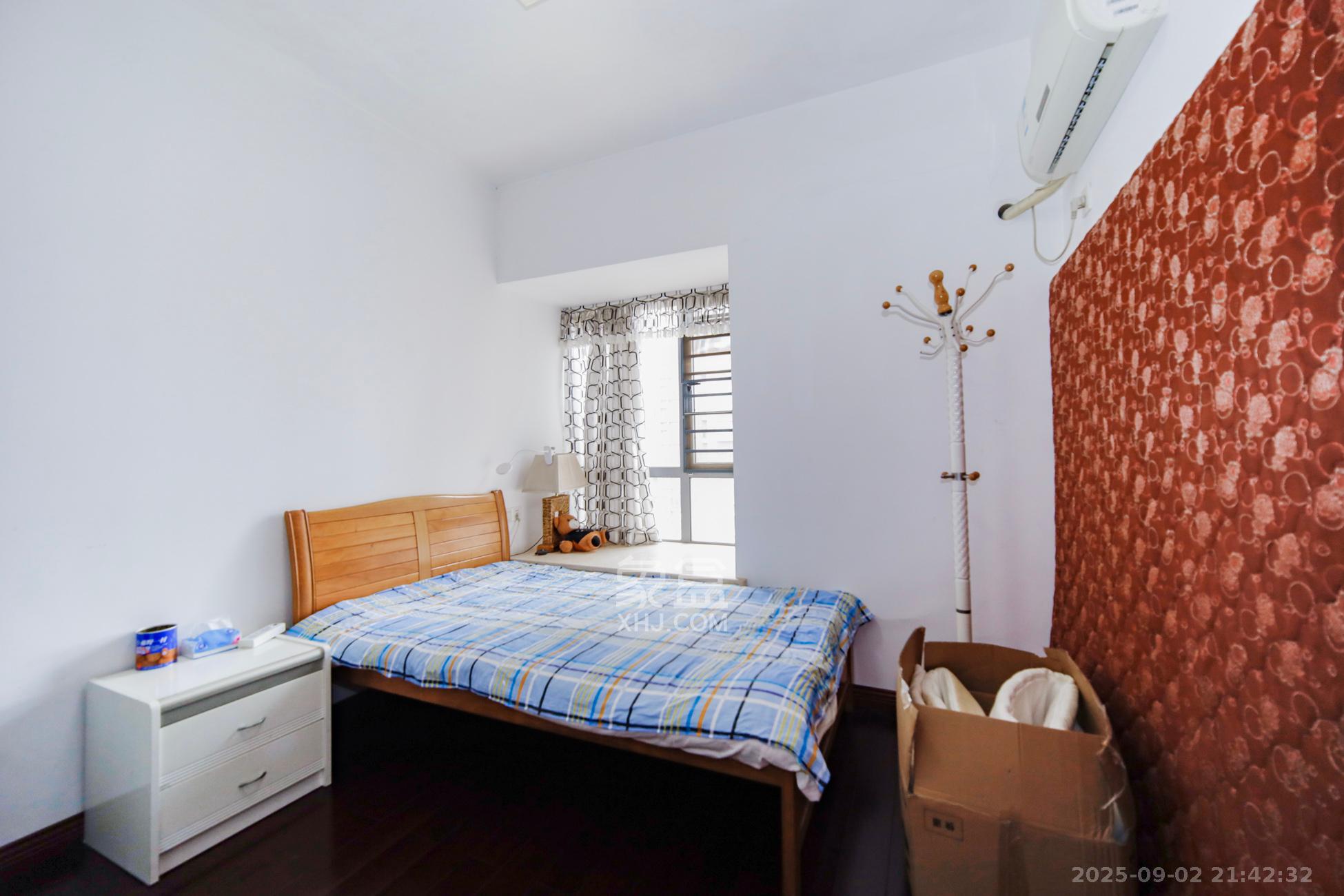 上海城小区  4室2厅2卫    128.0万卧室