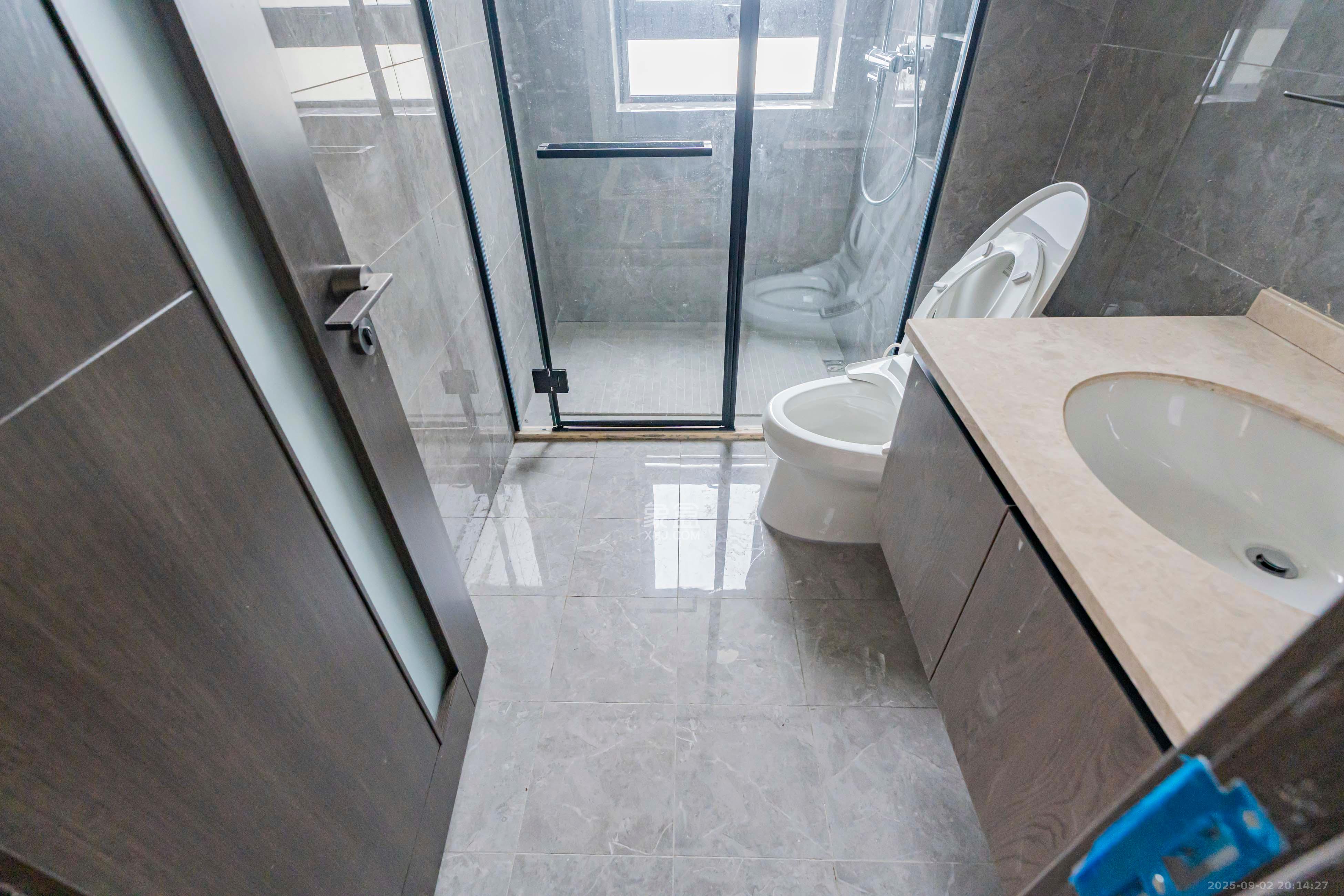 绿地V岛  4室2厅3卫    450.0万 绿地V岛  4室2厅3卫    450.0万卫生间