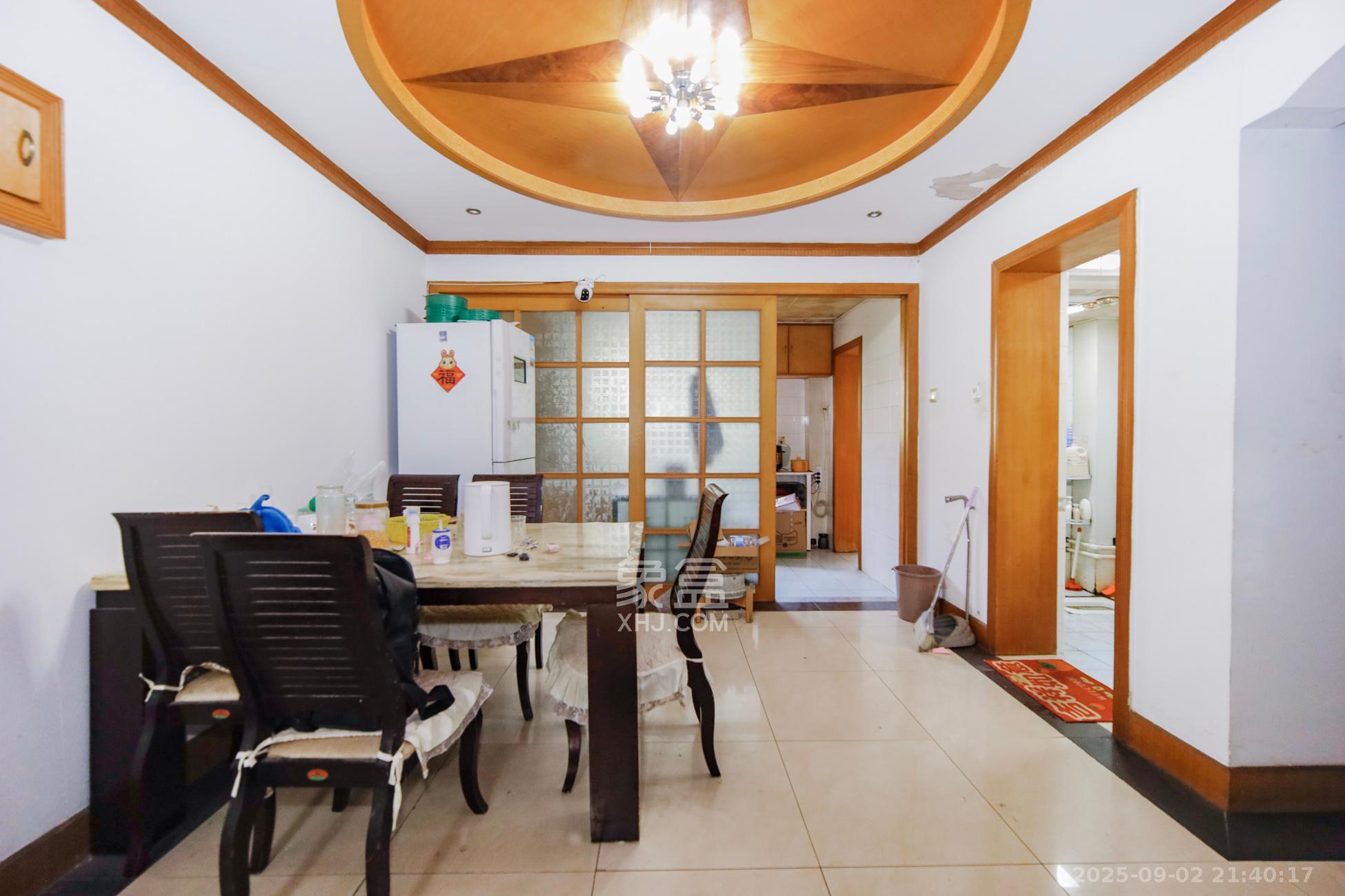 融城花苑  3室2厅2卫    64.0万客厅