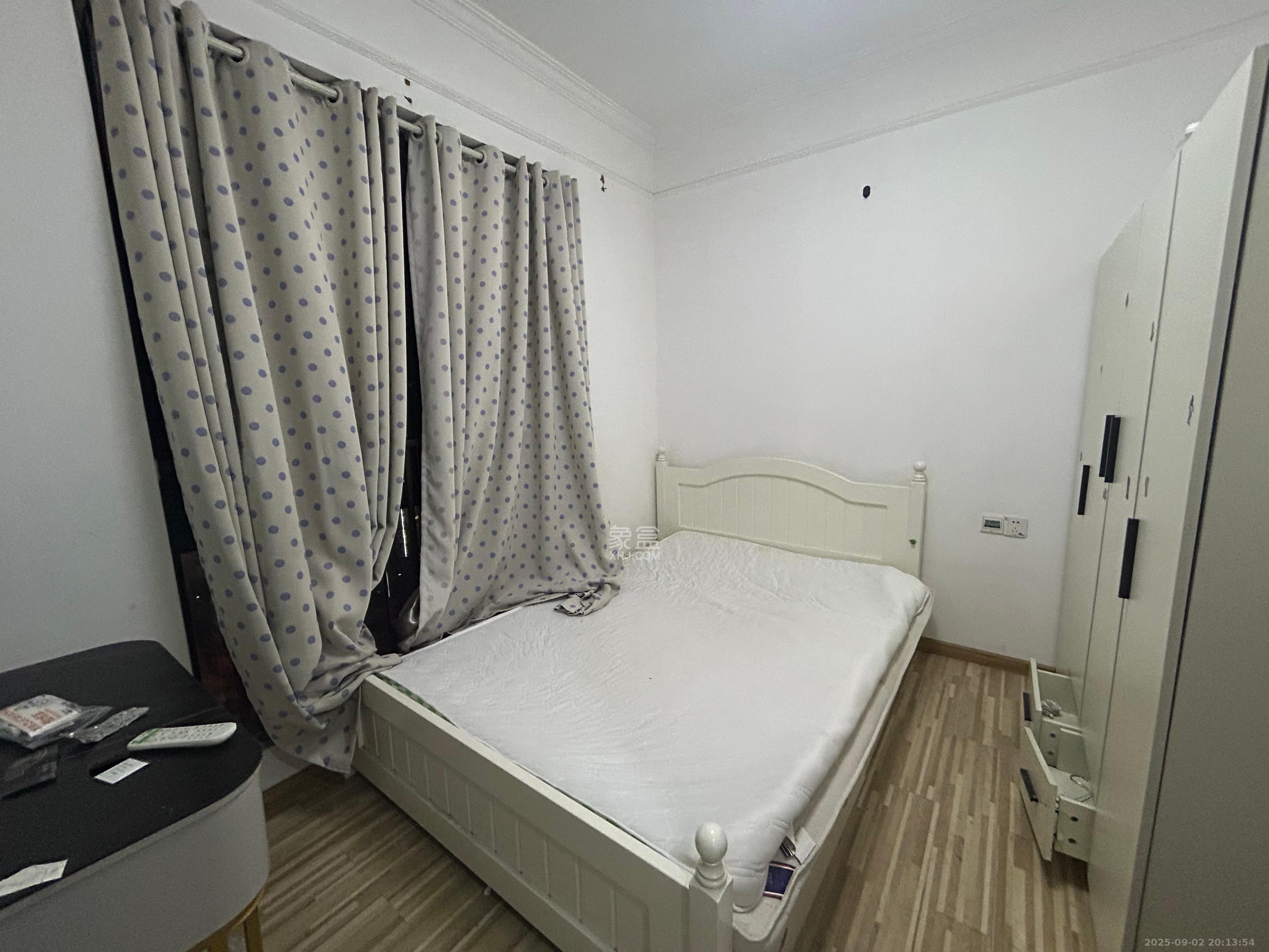 绿地中央广场  2室2厅1卫    2300.0元/月室内图