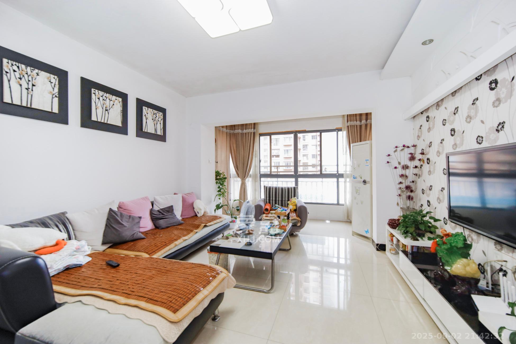 上海城小区  4室2厅2卫    128.0万客厅