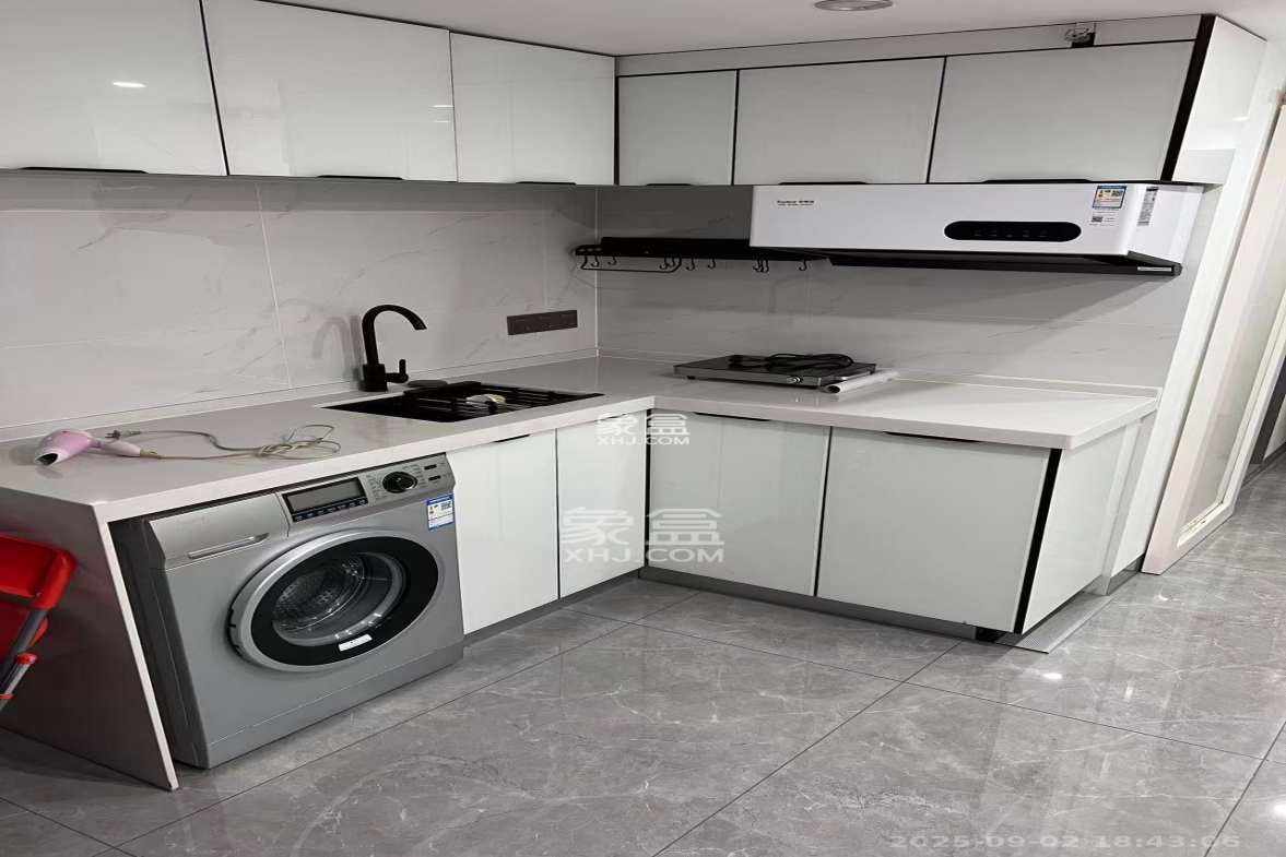 卓越江岸  1室2厅1卫    2200.0元/月 卓越江岸  1室2厅1卫    2200.0元/月室内图