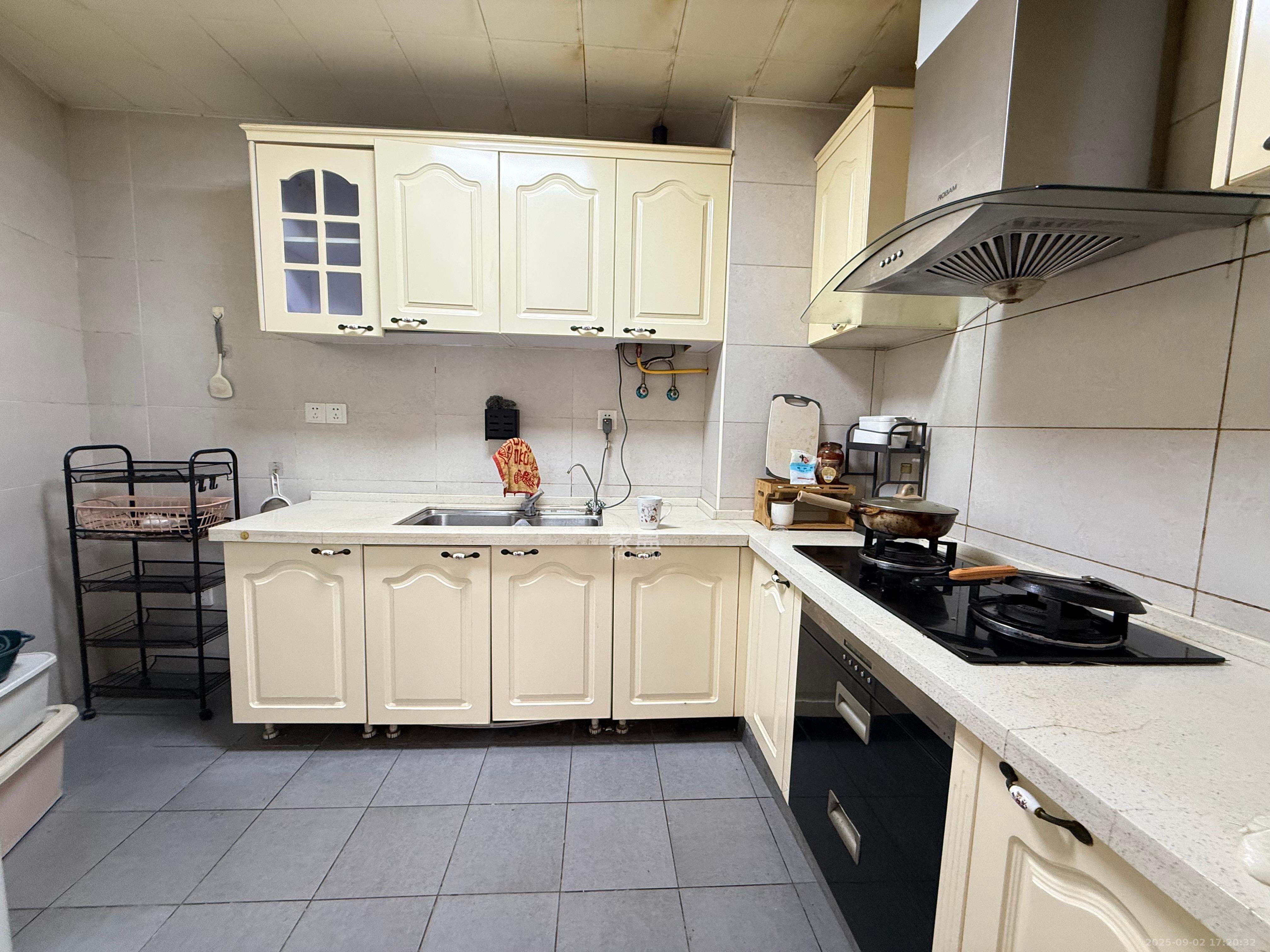 华润凤凰城一期  3室2厅2卫    2200.0元/月 华润凤凰城一期  3室2厅2卫    2200.0元/月室内图