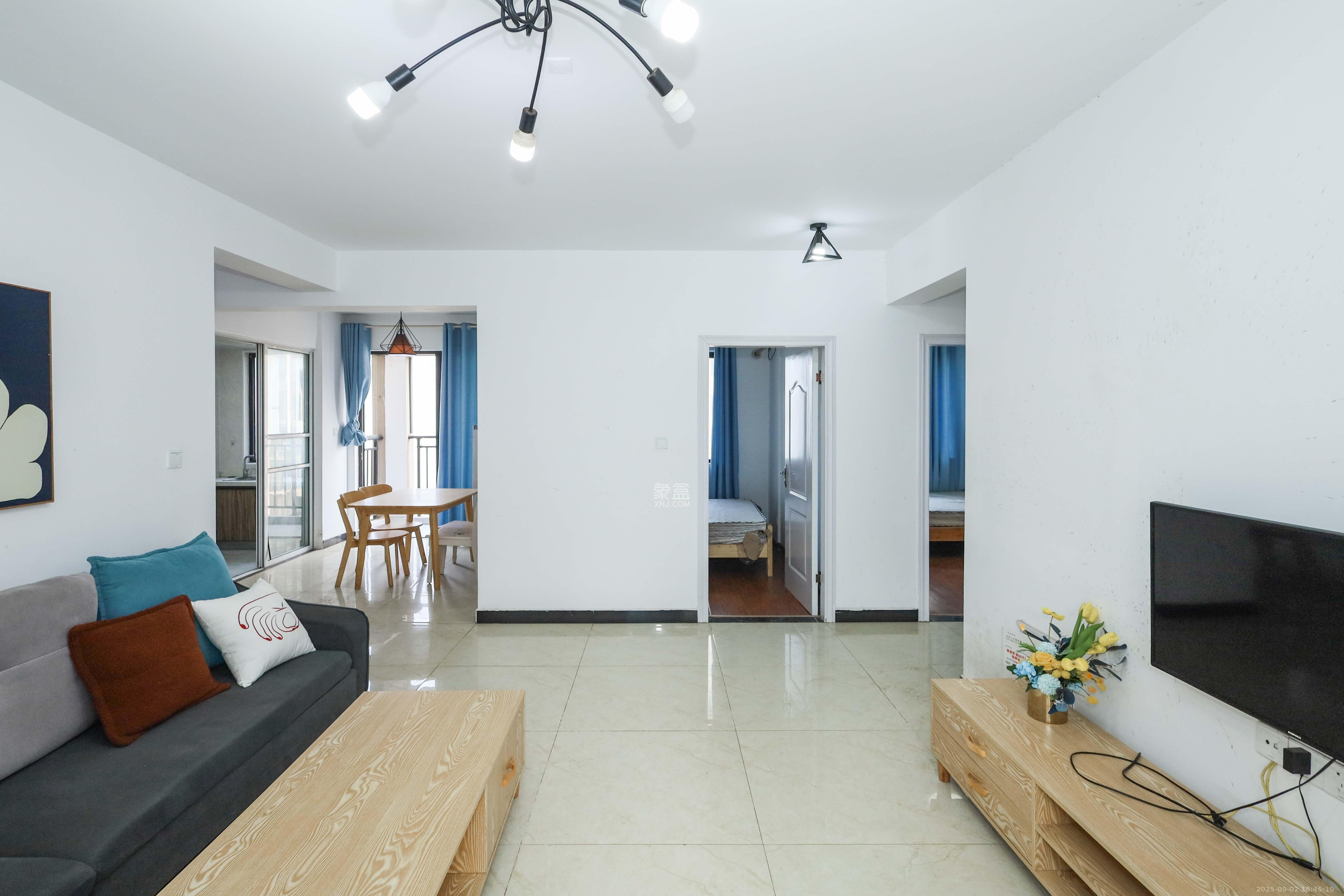 中国铁建梅溪青秀二期  4室2厅2卫    142.0万客厅