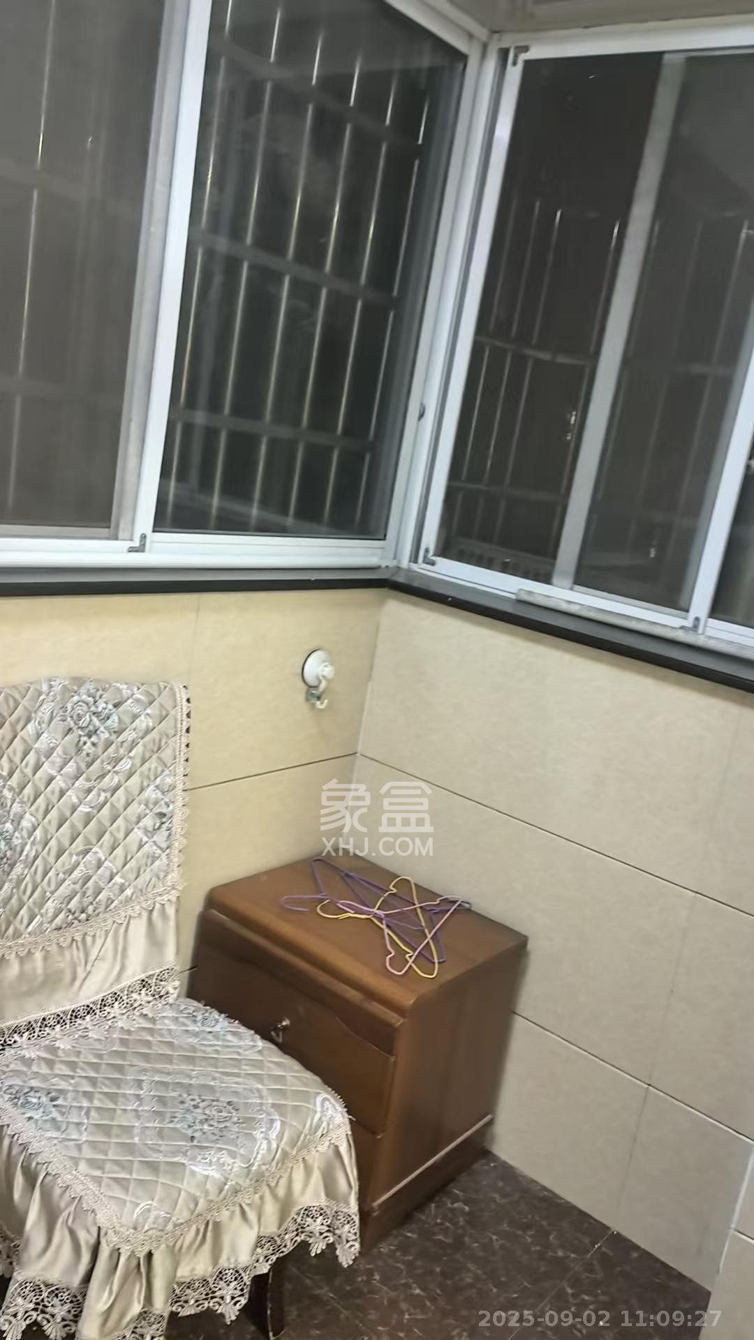 凤凰苑 2室2厅1卫 2600.0元/月 凤凰苑 2室2厅1卫 2600.0元/月室内图