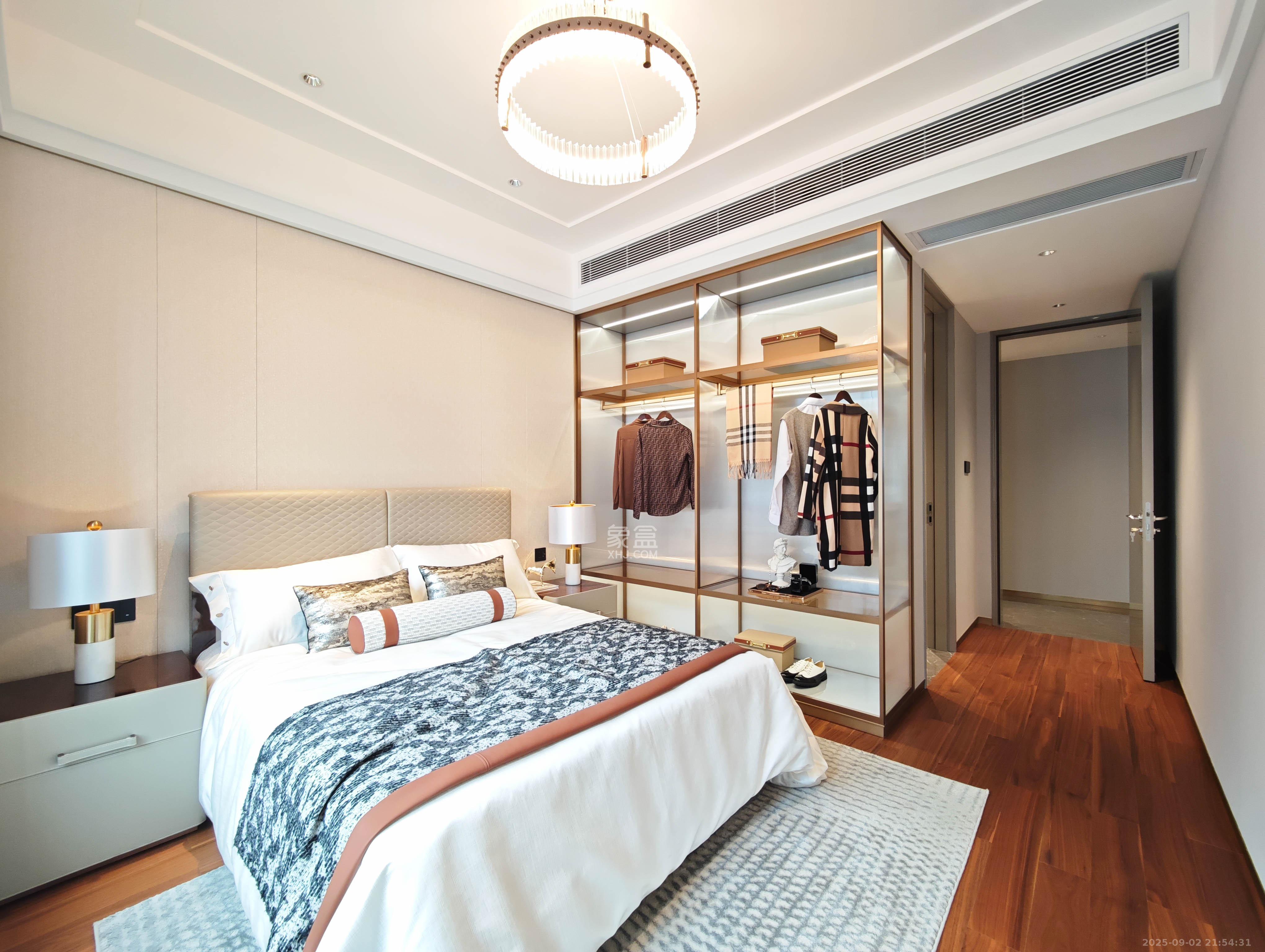 运达会展湾一期  4室2厅2卫    520.0万卧室