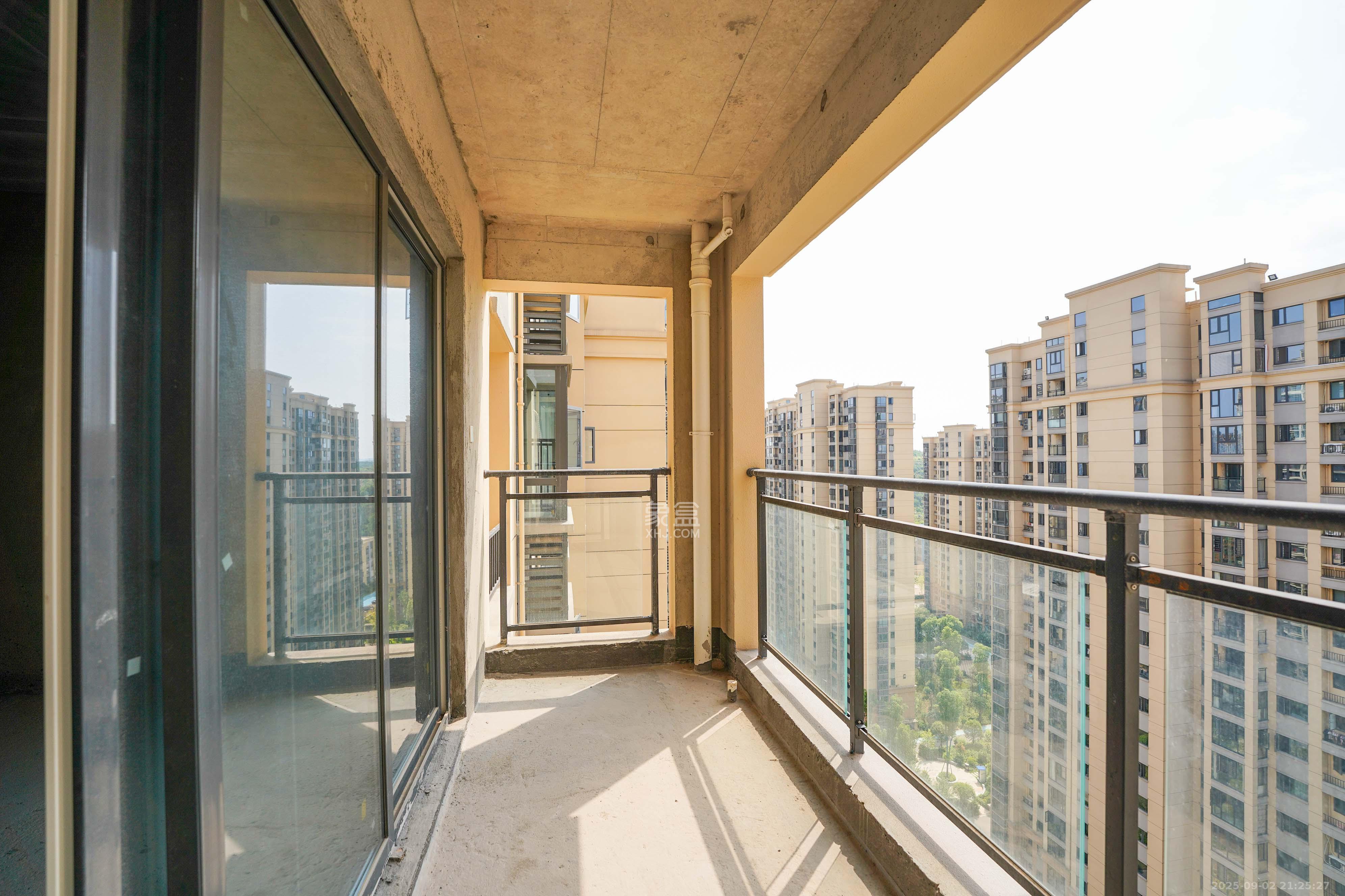 丽发新城  1室2厅2卫   112.00万阳台