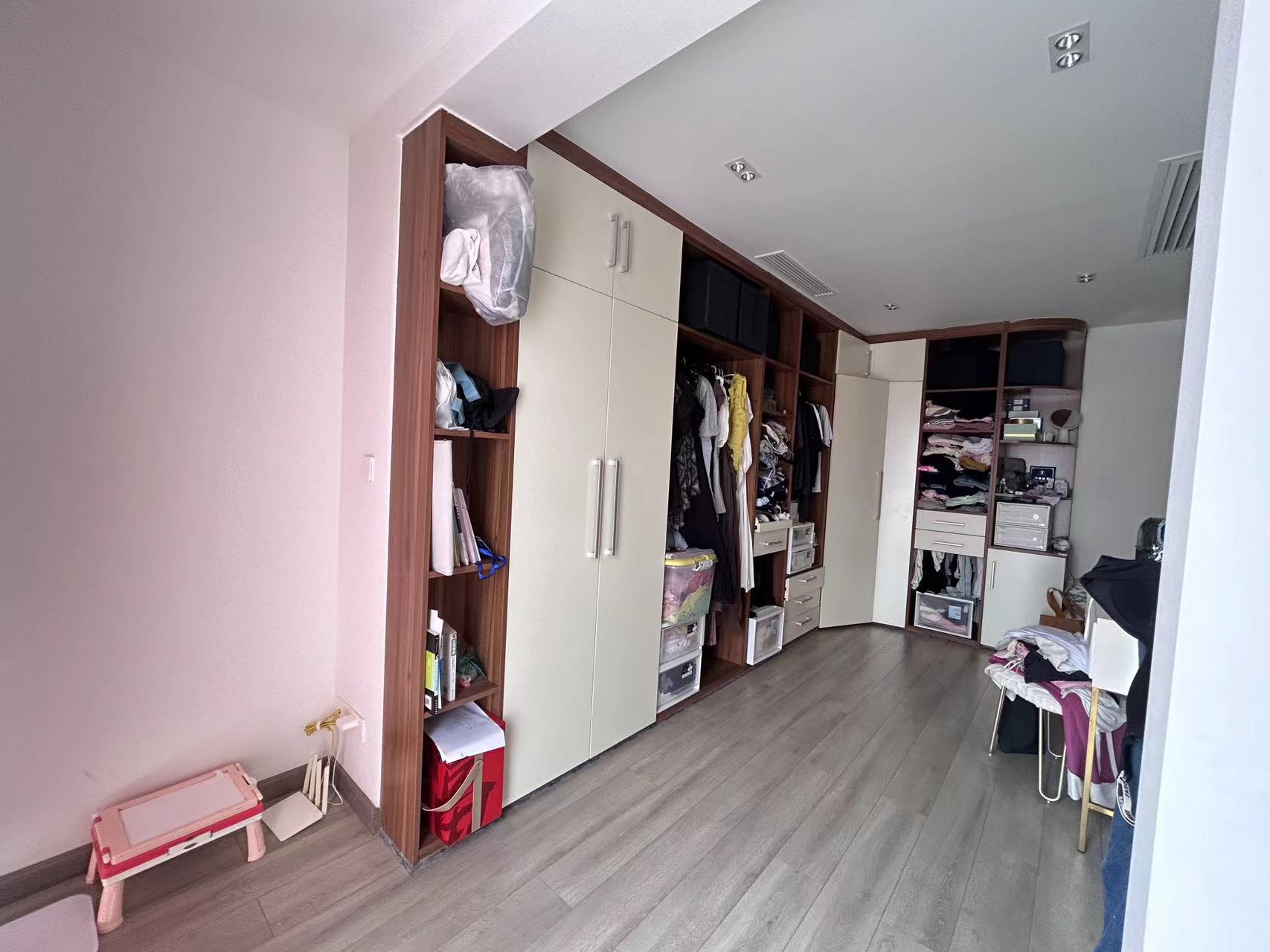 会龙山溪谷(住宅) 3室2厅2卫 85.0万 会龙山溪谷(住宅) 3室2厅2卫 85.0万客厅