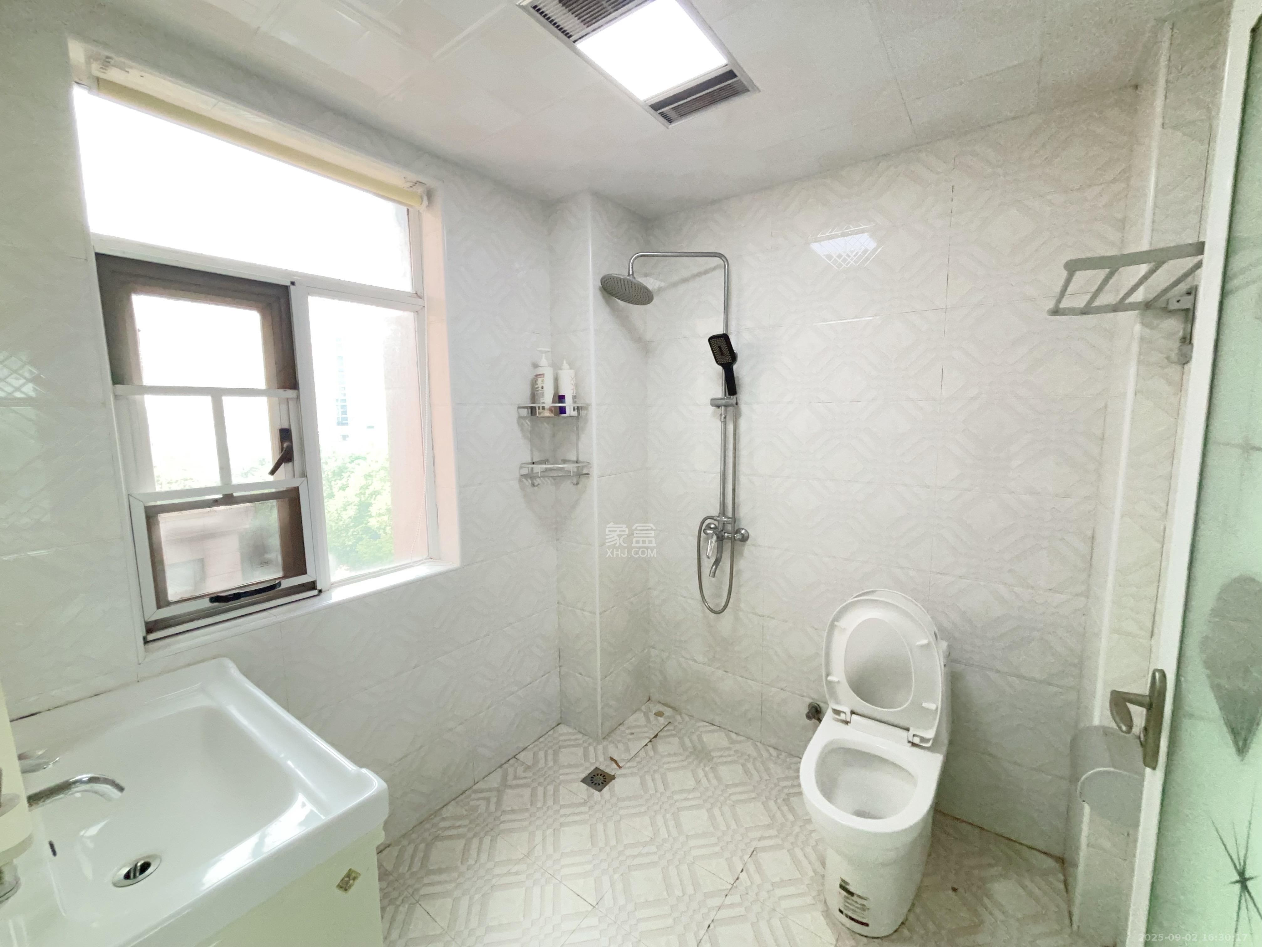 新蕾品阁居  4室2厅2卫    2300.0元/月室内图