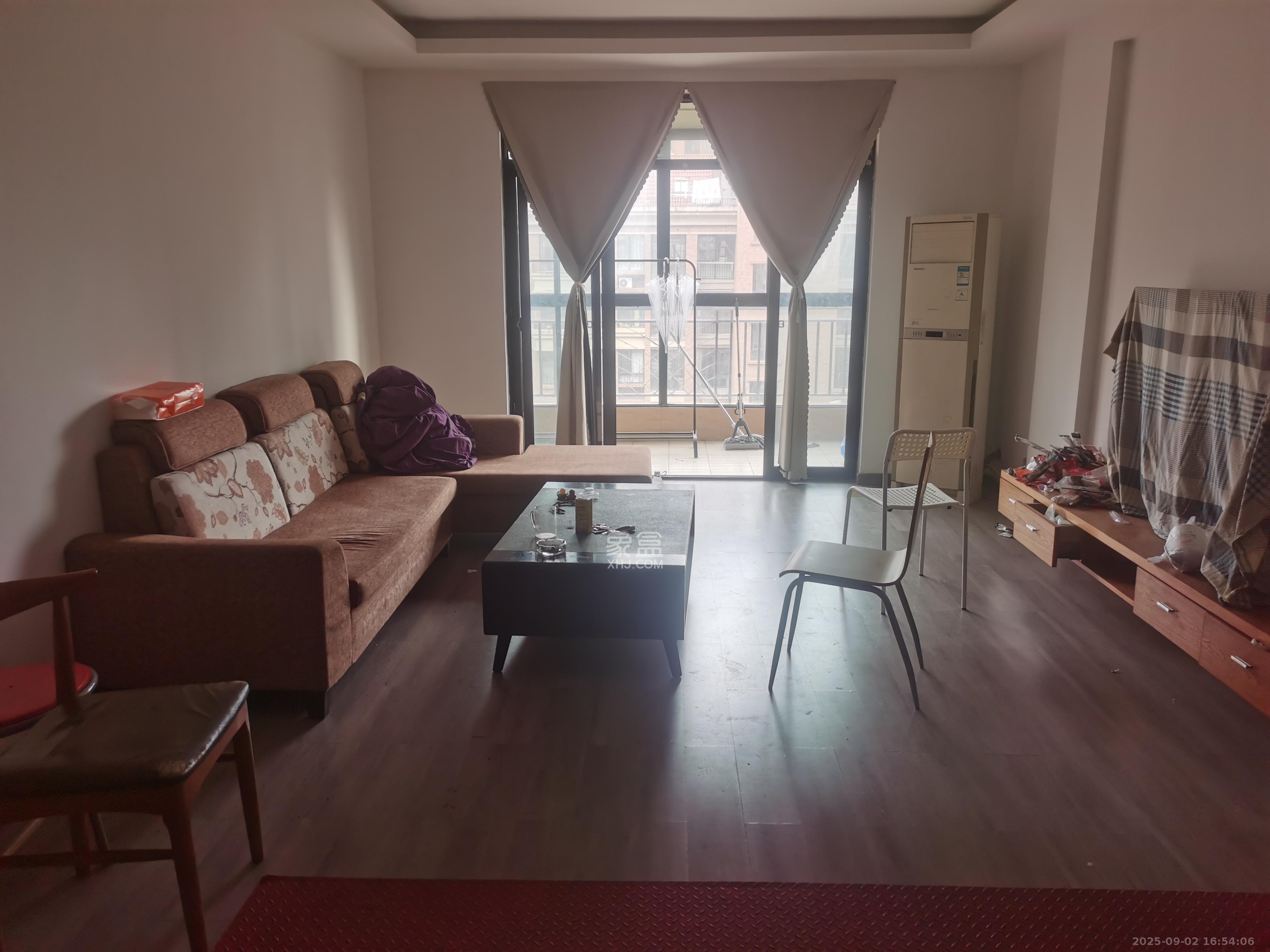 华润凤凰城一期  3室2厅2卫    1800.0元/月 华润凤凰城一期  3室2厅2卫    1800.0元/月