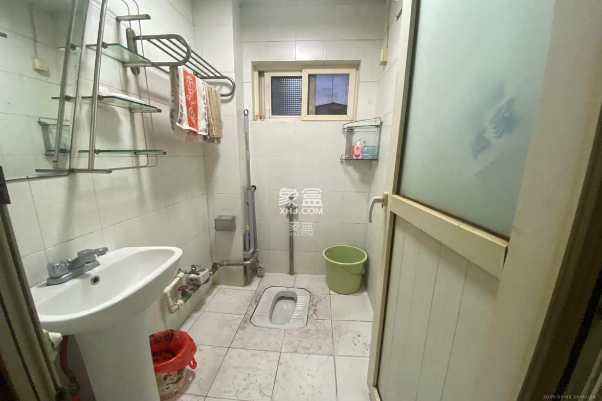 定王台公寓  3室2厅2卫    3500.0元/月 定王台公寓  3室2厅2卫    3500.0元/月室内图