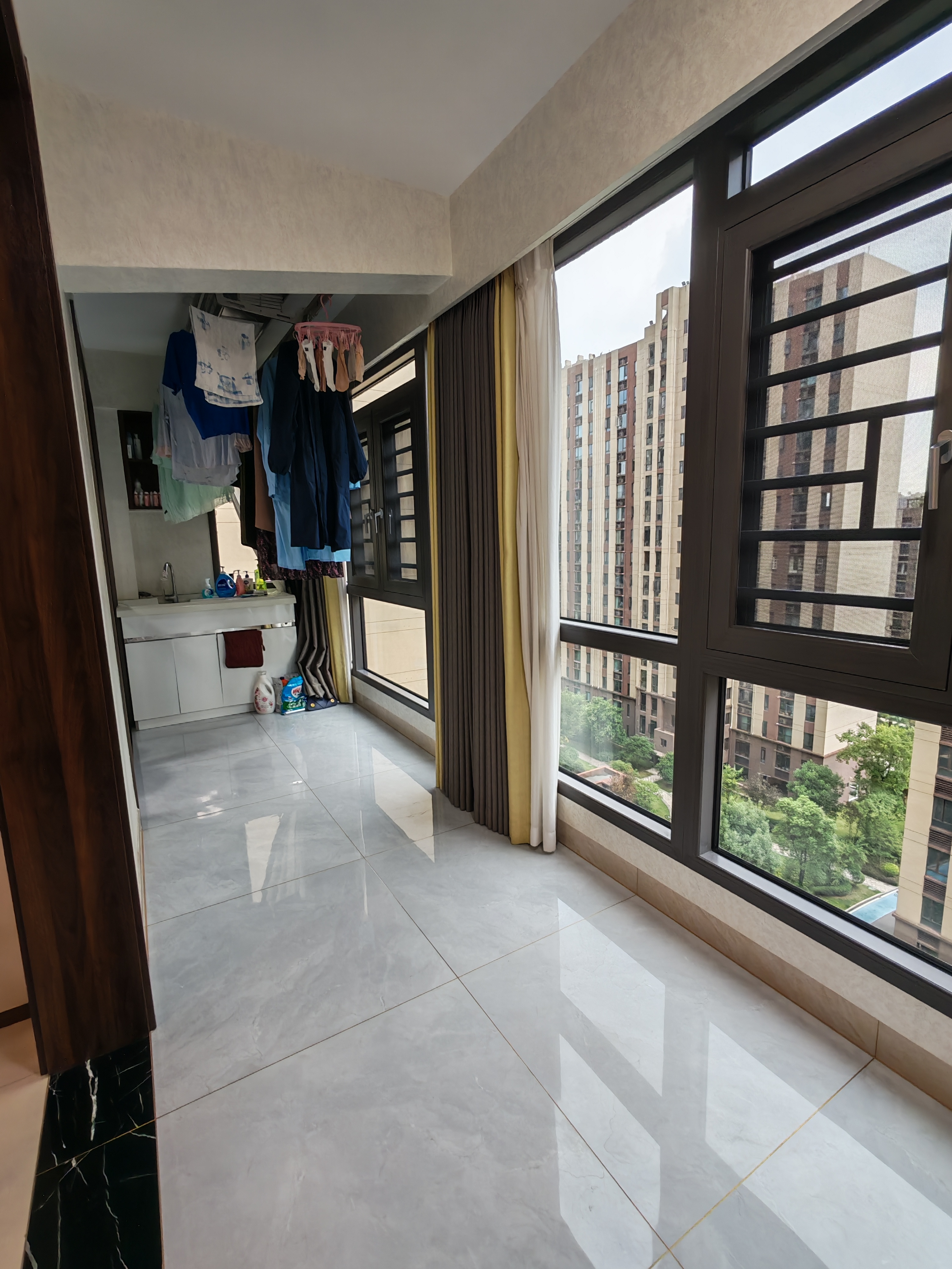 华耀碧桂园十里江湾誉峯 4室2厅2卫 89.8万 华耀碧桂园十里江湾誉峯 4室2厅2卫 89.8万客厅