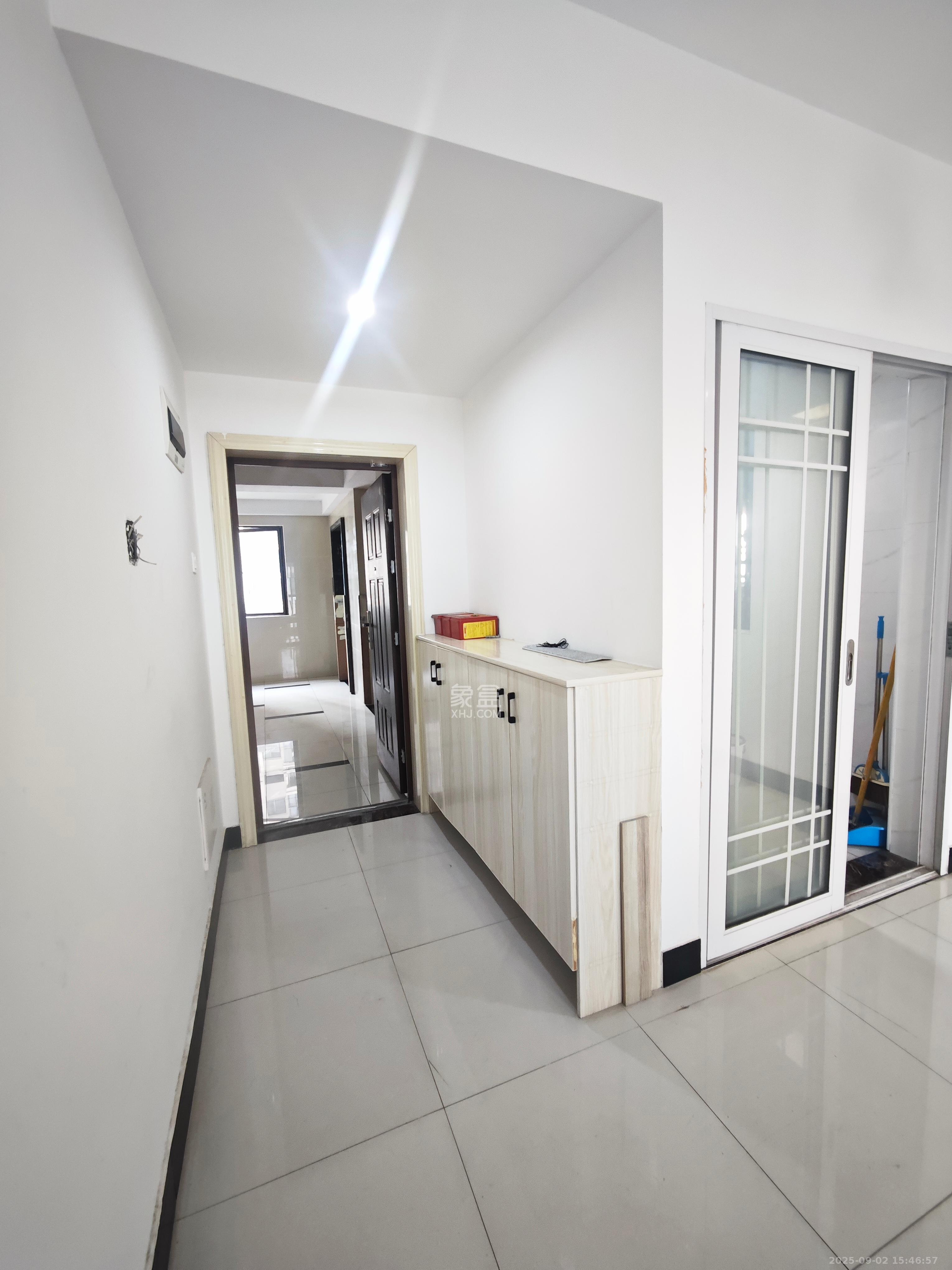 华润置地广场二期  3室2厅2卫    2200.0元/月室内图